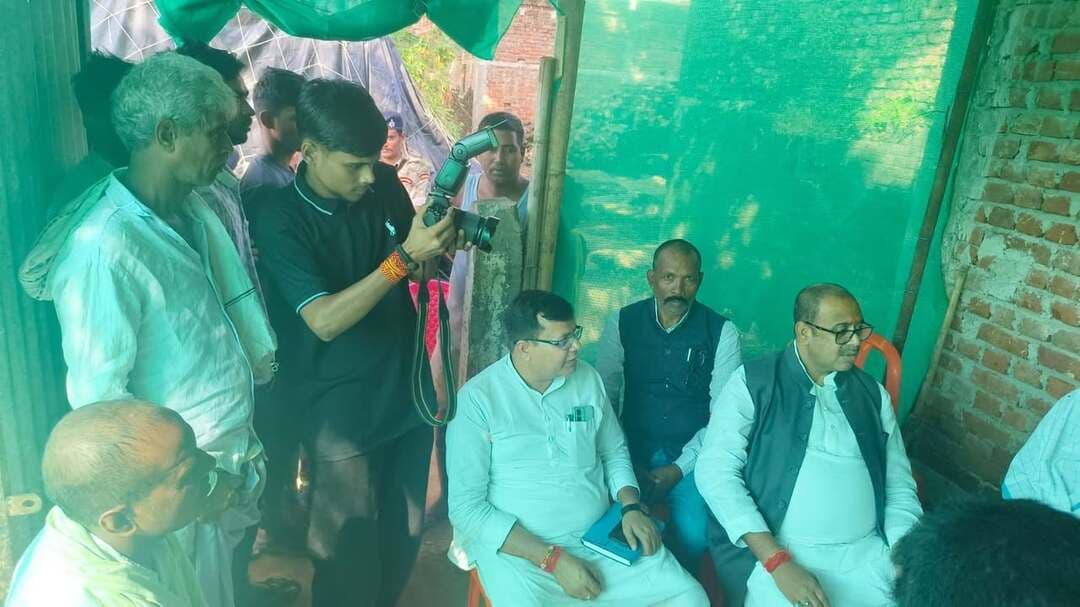 कल्याणी गांव पहुंचे विधायक आलोक कुमार सिंह, शोकाकुल परिजनों से की मुलाकात
दिनारा विधानसभा क्षेत्र के कल्याणी गांव में भाजपा नेता धर्मेंद्र सिंह कुशवाहा के भाई परमेश्वर सिंह की पत्नी के निधन पर माननीय विधायक आलोक कुमार सिंह उनके आवास पहुंचे। उन्होंने शोकाकुल परिजनों से मुलाकात कर अपनी गहरी संवेदना व्यक्त की और दिवंगत आत्मा की शांति के लिए प्रार्थना की।
विधायक ने ईश्वर से दिवंगत आत्मा को श्रीचरणों में स्थान देने तथा परिजनों को इस दुःख की घड़ी में धैर्य और शक्ति प्रदान करने की कामना की।
इस दौरान गौतम नारायण सिंह, विकास कुशवाहा, डॉ. धर्मेंद्र कुमार सिंह, शशिकांत सिंह, पिंटू सिंह, सुधीर कुमार, गोलू कुमार, प्रीतम कुमार और प्रमोद कुमार सहित अन्य लोग उपस्थित रहे।