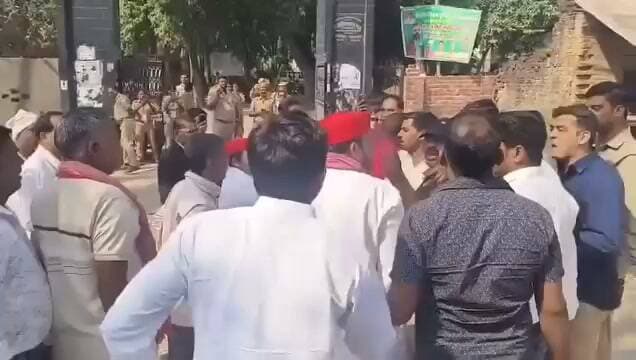 फतेहपुर में एमएलसी चुनाव की वोटिंग के दौरान समाजवादी पार्टी और भारतीय जनता पार्टी के कार्यकर्ता आपस में भिड़ गए। खागा तहसील के विजयीपुर विकास खंड में मतदान के दौरान किसी बात को लेकर शुरू हुई कहासुनी देखते ही देखते हाथापाई में बदल गई। विवाद सपा नेता नरेश कोरी और विजयीपुर ब्लॉक प्रमुख प्रतिनिधि एवं भाजपा नेता आदित्य त्रिवेंद्र व उनके समर्थकों के बीच हुआ। घटना का वीडियो सोशल मीडिया पर वायरल हो रहा है। सूचना पर पहुंची पुलिस ने किसी तरह बीच-बचाव कर मामला शांत कराया। वहीं, समाजवादी पार्टी की ओर से फर्जी वोटिंग का आरोप लगाया गया है। फिलहाल, घटना को लेकर क्षेत्र में चर्चा तेज है।
#FatehpurDM #FatehpurAdministration #UttarPradeshGovernment #UPGovernment #CMOfficeUP