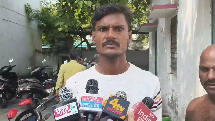 फतेहपुर के कबाड़ी मार्केट में मारपीट, चार लोगों के घायल होने की सूचना
घायल युवक को अस्पताल पहुंचाने में कोतवाली पुलिस ने दिखाई तत्परता, एसपी के निर्देशन में जांच जारी
वायरल वीडियो की भी होगी पड़ताल, सीसीटीवी फुटेज और प्रत्यक्षदर्शियों के बयान से स्पष्ट होगा घटनाक्रम
फतेहपुर | 23 अक्टूबर 2026 | ND NEWS | दैनिक निष्पक्ष धारा
उत्तर प्रदेश के फतेहपुर जिले की सदर कोतवाली क्षेत्र के कबाड़ी मार्केट में मारपीट और एक युवक को कथित तौर पर बंधक बनाकर पीटने का मामला सामने आया है। घटना में चार लोगों के घायल होने की जानकारी है। पुलिस और कुछ महिलाओं के बीच कथित धक्का-मुक्की का वीडियो भी सोशल मीडिया पर वायरल होने की बात कही जा रही है। मामले की सूचना मिलते ही कोतवाली प्रभारी निरीक्षक हेमंत कुमार मिश्रा पुलिस टीम के साथ मौके पर पहुंचे और घायल युवक को अस्पताल भिजवाया। पुलिस अब विवाद की वजह और घटना में शामिल लोगों की भूमिका की जांच कर रही है।
सूचना मिलते ही मौके पर पहुंचे कोतवाल
प्राप्त जानकारी के अनुसार, कबाड़ी मार्केट क्षेत्र में किसी बात को लेकर विवाद हुआ, जो बाद में मारपीट में बदल गया। युवक को बंधक बनाकर पीटने के आरोप भी सामने आए हैं। हालांकि, विवाद की वास्तविक वजह और घटनाक्रम की पूरी जानकारी जांच के बाद ही स्पष्ट होगी।
कोतवाली प्रभारी निरीक्षक हेमंत कुमार मिश्रा ने सूचना मिलते ही पुलिस बल के साथ मौके पर पहुंचकर स्थिति का जायजा लिया। घायल युवक को उपचार के लिए अस्पताल पहुंचाना प्राथमिकता रही। पीड़ित की ओर से दी गई तहरीर के आधार पर पुलिस मामले की विवेचना कर रही है।
एसपी अभिमन्यु मांगलिक के निर्देशन में जांच
पुलिस अधीक्षक अभिमन्यु मांगलिक के निर्देशन में मामले की निष्पक्ष जांच और कानून-व्यवस्था बनाए रखना महत्वपूर्ण है। संवेदनशील परिस्थितियों में पुलिस की त्वरित पहुंच, घायल को चिकित्सा सहायता दिलाने और शिकायत के आधार पर जांच शुरू करने की कार्रवाई सराहनीय है।
अब पुलिस के सामने मारपीट के कारणों, युवक को बंधक बनाए जाने के आरोप और वायरल वीडियो में दिखाई देने वाली कथित धक्का-मुक्की की वास्तविकता स्पष्ट करने की जिम्मेदारी है। आसपास लगे सीसीटीवी कैमरों की फुटेज और स्थानीय लोगों के बयान जांच में महत्वपूर्ण भूमिका निभा सकते हैं।
निष्पक्ष जांच से सामने आएगा सच
सोशल मीडिया पर प्रसारित वीडियो के सभी तथ्यों की स्वतंत्र पुष्टि होना आवश्यक है। पुलिस को दोनों पक्षों की बात सुनकर उपलब्ध साक्ष्यों के आधार पर नियमानुसार कार्रवाई करनी चाहिए, ताकि किसी निर्दोष के साथ अन्याय न हो और दोषी पाए जाने वालों की जवाबदेही तय हो सके।
एनडी न्यूज़ की अपील: नागरिक विवाद के दौरान हिंसा से बचें और किसी भी शिकायत के लिए पुलिस का सहारा लें। अपुष्ट वीडियो या आरोपों को सत्य मानकर साझा न करें। प्रशासन से अपेक्षा है कि निष्पक्ष जांच कर उचित कार्रवाई करे और क्षेत्र में शांति बनाए रखने के लिए आवश्यक कदम उठाए।
👇👇
@dgpup
@RSSorg
@UPGovt
@wpl1090
@RSSgeet
@Uppolice
@MIB_India
@PMOIndia
@HMOIndia
@abmanglik
@VHPDigital
@igrangealld
@myogioffice
@InfoDeptUP
@dmfatehpur
@sdmsadarftp
@CMOfficeUP
@CMOUP_RC
@UPPRD1948
@ChiefSecyUP
@ChiefSecyUP
@MahantYogiG
@FatehpurSdm
@fatehpurpolice
@BajrangDalOrg
@rashtrapatibhvn
@UPMahilaKalyan
@112UttarPradesh
@myogiadityanath
@CommissionerPrg
@ADGZonPrayagraj
👇👇
#NDNews #दैनिकनिष्पक्षधारा #FatehpurNews #FatehpurPolice #AbhimanyuManglik #HemantKumarMishra #UPPolice #जनहित #निष्पक्षजांच
👇👇👇
🟥 ND NEWS | दैनिक निष्पक्ष धारा
मुख्य संपादक/संस्थापक: राजन सिंह हाड़ा
सह-संपादक: शालिनी सिंह भदौरिया
रिपोर्ट: फतेहपुर जिला ब्यूरो
दिनांक: 23 अक्टूबर 2026
📍 फतेहपुर: 1/1, अटल बिहारी चौराहा, नियर वर्मा चौराहा, UP–212601
📍 लखनऊ: विधानसभा रोड, बर्लिंगटन चौराहा, UP–226001
📍 दिल्ली: U158, विकास मार्ग, लक्ष्मी नगर, दिल्ली–110092
📧 ndnewschannel@gmail.com
📞 9696119696
संकल्प: निष्पक्ष पत्रकारिता, जनहित सर्वोपरि।
