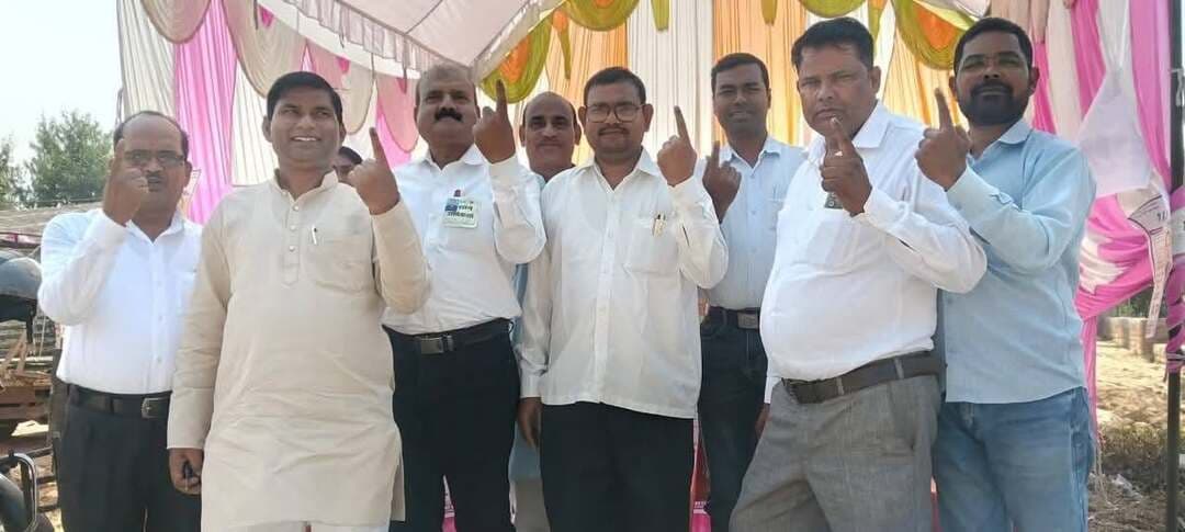 हैसर बाजार धनघटा बूथ पर डॉ. राकेश सिंह के समर्थन में शिक्षकों ने की मतदान की अपील
धनघटा, संत कबीर नगर। गोरखपुर-फैजाबाद शिक्षक निर्वाचन क्षेत्र से उत्तर प्रदेश माध्यमिक शिक्षक संघ के अधिकृत प्रत्याशी डॉ. राकेश सिंह को विजय दिलाने के उद्देश्य से हैसर बाजार, धनघटा बूथ पर शिक्षक साथियों के साथ सहभागिता की गई।
इस दौरान शिक्षक साथियों से डॉ. राकेश सिंह के पक्ष में मतदान करने तथा उन्हें भारी मतों से विजयी बनाने की अपील की गई। शिक्षकों के हितों, सम्मान और अधिकारों की रक्षा के लिए एकजुट होकर समर्थन देने का आह्वान किया गया।
#डॉ_राकेश_सिंह #शिक्षक_निर्वाचन #हैसर_बाजार #धनघटा #संतकबीरनगर