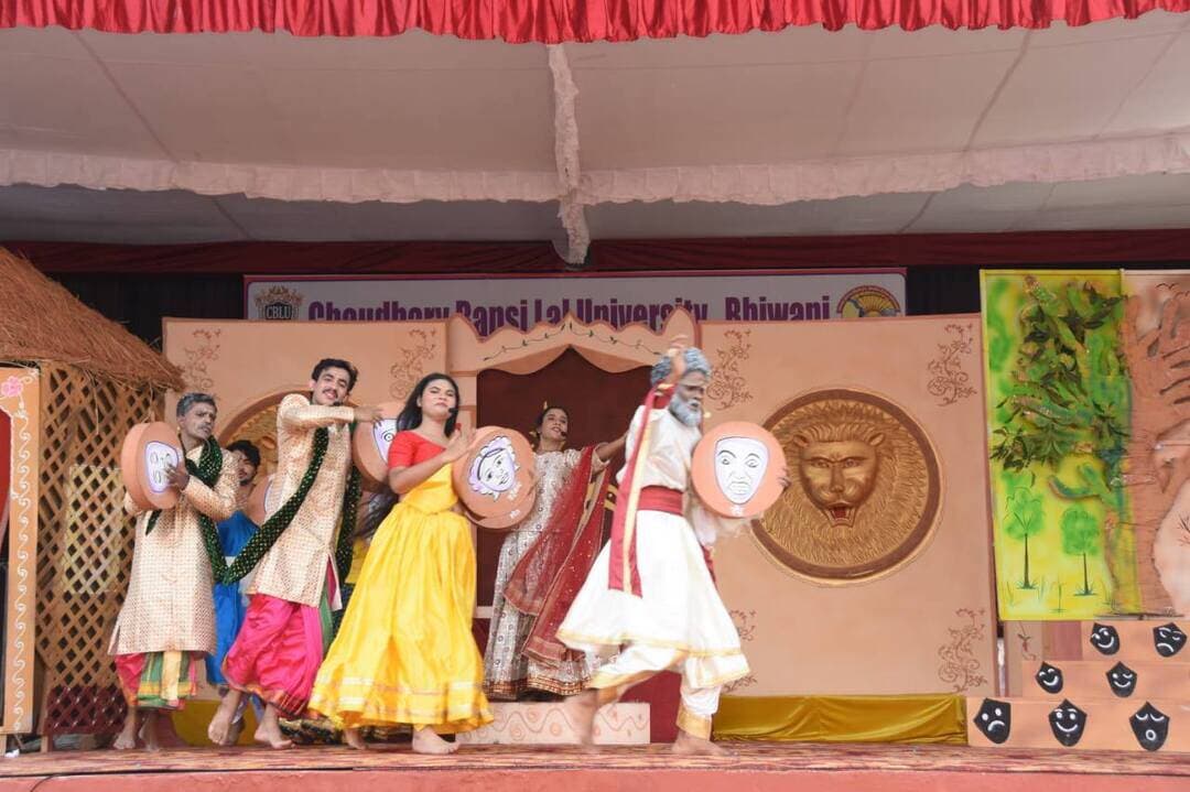 चौधरी बंसी लाल विश्वविद्यालय,भिवानी द्वारा आयोजित तीन दिवसीय युवा महोत्सव 'उत्कर्ष-2026' के दूसरे दिन जमकर थिरके युवा कलाकार, मंचों पर बिखरी सांस्कृतिक छटा
*झोझू कलां (चरखी दादरी), 23 अक्टूबर 2026*
चौधरी बंसी लाल विश्वविद्यालय, भिवानी के *8वें विश्वविद्यालय युवा महोत्सव 'उत्कर्ष-2026'* के दूसरे दिन आज महिला महाविद्यालय, झोझू कलां में प्रतिभा का सैलाब उमड़ पड़ा। चारों मंचों पर दिनभर चली प्रतियोगिताओं में युवा कलाकारों ने जमकर अपनी कला का प्रदर्शन किया।
दूसरे दिन के कार्यक्रम में मुख्य अतिथि के रूप में विश्वविद्यालय की कुलसचिव प्रो. भावना शर्मा ने शिरकत की, जबकि विशिष्ट अतिथि के रूप में सुप्रसिद्ध हरियाणवी कलाकार श्री राजू पंडित, डीन प्रो. ललिता गुप्ता एवं डीन प्रो. संजीव कुमार उपस्थित रहे।
युवा महोत्सव के सायंकालीन सत्र में मुख्य अतिथि आईजीयू मीरपुर विश्वविद्यालय के कुलसचिव प्रो. दिलबाग सिंह एवं विशिष्ट अतिथि असम के तिनसुकिया जिला परिषद सीईओ श्रीमती लिजा तालुकदार ने विद्यार्थी कलाकारों का मार्गदर्शन किया।
कुलसचिव प्रो. भावना शर्मा ने संबोधित करते हुए कहा कि युवा महोत्सव जैसे मंचों से ही बड़े कलाकार उभर कर आते हैं। शिक्षा के साथ सांस्कृतिक गतिविधियों से विद्यार्थियों के सर्वांगीण विकास को बढ़ावा मिलता है। इस तरह के मंच पर विद्यार्थियों को अपनी प्रतिभा का बेहतर प्रदर्शन करने का अवसर मिलता। नई शिक्षा नीति में भी हॉलिस्टिक डेवलपमेंट को बढ़ावा दिया गया है। उन्होंने कहा कि यूनीफेस्ट लाइफ लॉन्ग मेमोरी रहती है।उन्होंने मेजबान महिला महाविद्यालय, प्रबंधन समिति एवं आयोजन कमेटी की उत्कृष्ट व्यवस्थाओं के लिए सराहना की। सुप्रसिद्ध हरियाणवी कलाकार श्री राजू पंडित ने युवाओं को सांस्कृतिक गतिविधियों में करियर के प्रति प्रेरित किया।
डीन प्रो. ललिता गुप्ता ने कहा कि आज नए-नए शब्दों और तकनीक के कारण युवा की परिभाषा बदल रही है, लेकिन सांस्कृतिक मूल्य ही युवाओं को सही दिशा देते हैं।
डीन प्रो. संजीव कुमार ने अपने अंदाज में एक गीत की प्रस्तुति देकर युवाओं को प्रोत्साहित किया, जिस पर पूरे पंडाल ने तालियों से उनका स्वागत किया।
दूसरे दिन युवा महोत्सव उत्कर्ष में मुख्य आकर्षण नृत्य एवं संगीत की विधाएं रहीं। एकल शास्त्रीय नृत्य, हरियाणवी लोक नृत्य, समूह लोक नृत्य और पश्चिमी नृत्य में प्रतिभागियों ने ढोलक की थाप पर जमकर ठुमके लगाए। छात्राओं के घाघरा-चोली और युवाओं के कुर्ता-धोती में हरियाणवी फाग प्रस्तुति ने हरियाणवी संस्कृति की झलक दिखाई।
वहीं शास्त्रीय गायन, लोकगीत, समूह गायन और वेस्टर्न सोलो की मधुर स्वर लहरियों ने दर्शकों को मंत्रमुग्ध कर दिया। इसके अलावा नाटक, माइम, मिमिक्री, एकल अभिनय, वाद-विवाद, कविता पाठ तथा ललित कला के तहत पोस्टर मेकिंग, रंगोली, कार्टूनिंग, क्ले मॉडलिंग व फोटोग्राफी प्रतियोगिताएं भी आयोजित हुईं।
प्राचार्य एवं मुख्य संयोजक डॉ. राज पाल ने कॉलेज की ओर से सभी अतिथियों एवं 29 महाविद्यालयों से आए प्रतिभागियों का स्वागत एवं अभिनंदन किया।
अंत में आयोजन सचिव डॉ. पूनम ने सभी अतिथियों, निर्णायक मंडल एवं प्रतिभागियों का धन्यवाद एवं आभार व्यक्त किया।
इस अवसर पर समिति के प्रधान एडवोकेट सुरेंद्र पाल,प्राचार्य डॉ संजय गोयल,
उपाध्यक्ष सूबेदार गदर सिंह,महासचिव सुशील कुमार कोषाध्यक्ष कैप्टन मांगेराम, मास्टर रामनिवास शर्मा, राज सिंह सरपंच, धर्मपाल झोझू, अत्तर सिंह बलाली,रमेश वशिष्ठ,सतेंद्र , सह-संयोजक डॉ. मंजू युवा कल्याण निदेशालय से डॉ. सोनल शेखावत,डॉ प्रोमिला सुहाग,डॉ हरिकेश,योगेश फोगाट जेई, सहित विश्वविद्यालय एवं महाविद्यालय के कर्मचारियों सहित प्रतिभागी विद्यार्थी उपस्थित रहे।