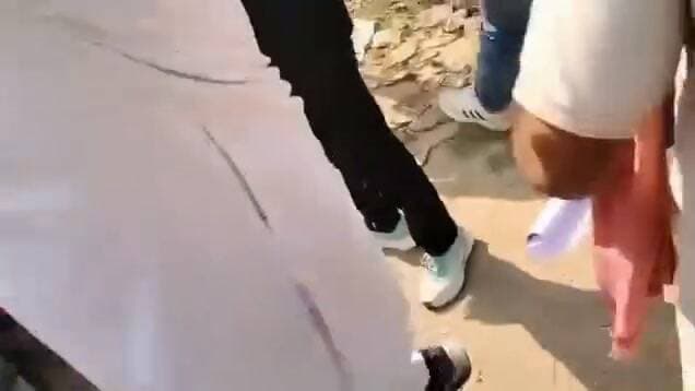ЁЯЪи BREAKING NEWS | MLC рдЪреБрдирд╛рд╡ рдореЗрдВ рдмреВрде рд▓реВрдЯрдиреЗ рдХреЗ рдЖрд░реЛрдк, рдЪреБрдирд╛рд╡ рдЖрдпреЛрдЧ рдХреА рднреВрдорд┐рдХрд╛ рдкрд░ рдЙрдареЗ рд╕рд╡рд╛рд▓
ЁЯУН рдлрддреЗрд╣рдкреБрд░, рдЙрддреНрддрд░ рдкреНрд░рджреЗрд╢ред рдПрдордПрд▓рд╕реА рдЪреБрдирд╛рд╡ рдХреЗ рдорддрджрд╛рди рдХреЗ рджреМрд░рд╛рди рдХрдерд┐рдд рдЕрдирд┐рдпрдорд┐рддрддрд╛рдУрдВ рдХреЛ рд▓реЗрдХрд░ рд░рд╛рдЬрдиреАрддрд┐рдХ рдмрдпрд╛рдирдмрд╛рдЬреА рддреЗрдЬ рд╣реЛ рдЧрдИ рд╣реИред рд╕реЛрд╢рд▓ рдореАрдбрд┐рдпрд╛ рдкрд░ рд╕рд╛рдордиреЗ рдЖрдП рдПрдХ рдмрдпрд╛рди рдореЗрдВ рднрд╛рдЬрдкрд╛ рдФрд░ рдЙрд╕рдХреЗ рд╕рдорд░реНрдердХреЛрдВ рдкрд░ рдорддрджрд╛рди рдХреЗрдВрджреНрд░ рдкрд░ рдмреВрде рд▓реВрдЯрдиреЗ рдХреЗ рдЗрд░рд╛рджреЗ рд╕реЗ рдкрд╣реБрдВрдЪрдиреЗ рдХрд╛ рдЖрд░реЛрдк рд▓рдЧрд╛рдпрд╛ рдЧрдпрд╛ рд╣реИред
ЁЯФ┤ рдмрдпрд╛рди рдореЗрдВ рджрд╛рд╡рд╛ рдХрд┐рдпрд╛ рдЧрдпрд╛ рдХрд┐ рдкреНрд░рджреЗрд╢рднрд░ рдореЗрдВ рдорддрджрд╛рди рд╕реЗ рдЬреБрдбрд╝реЗ рд╡реАрдбрд┐рдпреЛ рд░рд┐рдХреЙрд░реНрдб рдХрд┐рдП рдЬрд╛ рд░рд╣реЗ рд╣реИрдВред рд╕рд╛рде рд╣реА, рдХрдерд┐рдд рдЪреБрдирд╛рд╡реА рдЕрдирд┐рдпрдорд┐рддрддрд╛рдУрдВ рдХреЗ рд▓рд┐рдП рдЬрд┐рдореНрдореЗрджрд╛рд░ рдЕрдзрд┐рдХрд╛рд░рд┐рдпреЛрдВ рдФрд░ рдХрд░реНрдордЪрд╛рд░рд┐рдпреЛрдВ рдХреЗ рдЦрд┐рд▓рд╛рдл рдПрдлрдЖрдИрдЖрд░ рджрд░реНрдЬ рдХрд░рд╛рдиреЗ рддрдерд╛ рдХрд╛рд░реНрд░рд╡рд╛рдИ рдХреА рдорд╛рдВрдЧ рдХрд░рдиреЗ рдХреА рдмрд╛рдд рдХрд╣реА рдЧрдИ рд╣реИред
тЪЦя╕П рдмрдпрд╛рди рдореЗрдВ рдЪреБрдирд╛рд╡ рдЖрдпреЛрдЧ рдФрд░ рдЙрддреНрддрд░ рдкреНрд░рджреЗрд╢ рдкреНрд░рд╢рд╛рд╕рди рдХреА рднреВрдорд┐рдХрд╛ рдкрд░ рднреА рд╕рд╡рд╛рд▓ рдЙрдард╛рдП рдЧрдП рд╣реИрдВред рд╣рд╛рд▓рд╛рдВрдХрд┐, рд▓рдЧрд╛рдП рдЧрдП рдЖрд░реЛрдкреЛрдВ рдХреА рд╕реНрд╡рддрдВрддреНрд░ рдкреБрд╖реНрдЯрд┐ рдФрд░ рд╕рдВрдмрдВрдзрд┐рдд рдкрдХреНрд╖реЛрдВ рдХреА рдЖрдзрд┐рдХрд╛рд░рд┐рдХ рдкреНрд░рддрд┐рдХреНрд░рд┐рдпрд╛ рд╕рд╛рдордиреЗ рдЖрдирд╛ рдмрд╛рдХреА рд╣реИред
ЁЯУ▓ рдЕрдиреНрдп рдЦрдмрд░реЛрдВ рдХреЗ рд▓рд┐рдП рдЬреБрдбрд╝реЗ рд░рд╣реЗрдВ тАФ рдкрдмреНрд▓рд┐рдХ рдорд╣рд░рд╛рдЬрдЧрдВрдЬ рдиреНрдпреВрдЬрд╝ рдХреЗ рд╕рд╛рдеред
рд╡рд╛рдпрд░рд▓ рд╡реАрдбрд┐рдпреЛ рдХреА рд╣рдо рдкреБрд╖реНрдЯрд┐ рдирд╣реАрдВ рдХрд░рддреЗ рд╣реИрдВ |
Public maharajganj
#MLCрдЪреБрдирд╛рд╡ #рдлрддреЗрд╣рдкреБрд░ #рдЪреБрдирд╛рд╡рдЖрдпреЛрдЧ #рдорддрджрд╛рди #рдЙрддреНрддрд░рдкреНрд░рджреЗрд╢ #UPNews #BreakingNews #ElectionNews #PoliticalNews #PublicMaharajganj