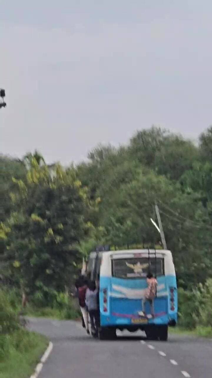 அணைக்கட்டு: ஒடுகத்தூர்: பஸ் படிக்கட்டில் ஆபத்தான முறையில் பயணம் செய்யும் மாணவர்கள் - வைரலாகும் வீடியோ!