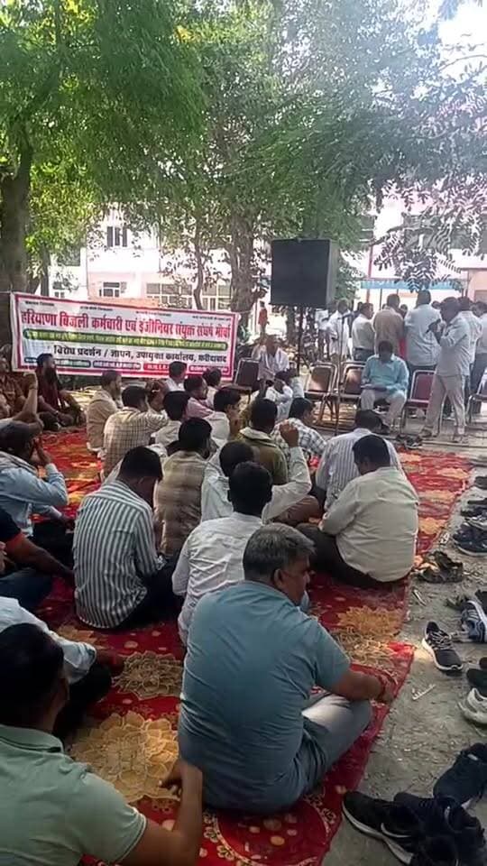 फरीदाबाद में बिजली कर्मचारियों का जोरदार प्रदर्शन, सेक्टर-23 बिजली दफ्तर के बाहर गूंजे नारे; एक तरफ प्रदर्शन, दूसरी तरफ शहर में बिजली गुल! पार्ट 2
#FaridabadNews #PowerCrisis #ElectricityEmployees #Sector23Faridabad #HaryanaNews #ElectricityStrike #PublicProblems #BreakingNews #A2ZNewsUpdate