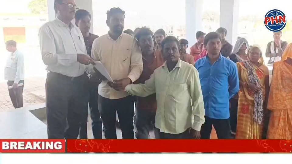 पन्ना के देवेंद्रनगर में रेलवे निर्माण के कारण गिरा बिजली का खंभा। करीब 4 महीने से अंधेरे में रहने को मजबूर ग्रामीण। .बिजली ठप होने से बच्चों की पढ़ाई और जहरीले जीवों से सुरक्षा खतरे में।