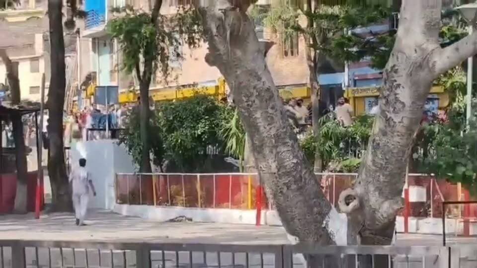 नाहन में पत्थरबाजी , जिला मुख्यालय नाहन गोबिंदगढ़ में पत्थरबाजी, कई पुलिसकर्मियों को आई चोट बाल्मीकि चौक पर तोड़फोड़,वाल्मीकि चौक पर स्वागत द्वार की मरम्मत को लेकर शुरू हुआ विवाद हिंसा में बदला
