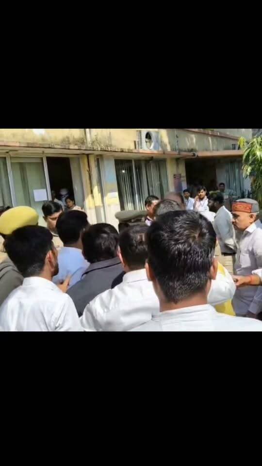 सीतापुर के सिंधौली में MLC चुनाव में एक दरोगा पर सपा के बोट डलवाने का आरोप लगाकर शोर शराबा करते भाजपाई