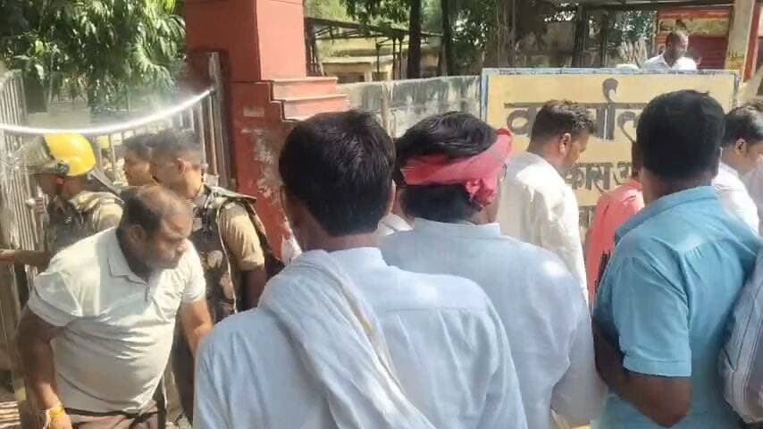 आगरा में MLC मतदान के दौरान सपा कार्यकर्ताओं ने जबरन बूथ कैप्चरिंग जैसी स्थिति बना कर इक्ठे बोट डालने का आरोप लगाया, गेट के बहार शोर करते सपा समर्थक