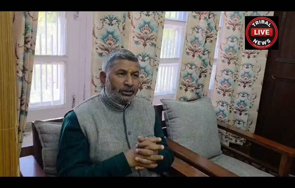 जयराम ठाकुर के संबोधन के दौरान लिल्ह में क्यों गुल हुई बिजली? जांच की मांग
भाजपा नेता जय सिंह ने बिजली बोर्ड के अधिशाषी अभियंता से की मुलाकात, फील्ड स्टाफ की भूमिका की जांच कर कार्रवाई करने की उठाई मांग
चंबा | Tribal Live News
पूर्व मुख्यमंत्री जयराम ठाकुर के चंबा दौरे के दौरान लिल्ह में आयोजित कार्यक्रम में बिजली गुल होने का मामला सामने आया है। इसको लेकर भाजपा प्रदेश कार्यसमिति सदस्य जय सिंह ने बिजली बोर्ड के अधिशाषी अभियंता हंस राज से मुलाकात कर मामले की जांच करवाने की मांग उठाई है।
जय सिंह के अनुसार, लिल्ह में कार्यक्रम के दौरान जैसे ही पूर्व मुख्यमंत्री जयराम ठाकुर का संबोधन शुरू हुआ, उसी दौरान बिजली गुल हो गई। उन्होंने दावा किया कि बिजली करीब 18 मिनट बाद बहाल हुई। उन्होंने इस घटनाक्रम पर सवाल उठाते हुए आशंका जताई कि कहीं बिजली आपूर्ति जानबूझकर तो बाधित नहीं की गई थी।
जय सिंह ने आरोप लगाया कि बिजली बोर्ड के फील्ड स्टाफ ने अधिकारियों के कहने पर ऐसा किया हो सकता है, ताकि पूर्व मुख्यमंत्री के संबोधन में बाधा उत्पन्न हो। उन्होंने भटियात में भी पूर्व मुख्यमंत्री के संबोधन के दौरान बिजली गुल होने की बात कही और दोनों घटनाओं की जांच करवाने की मांग की।
उन्होंने कहा कि बिजली बोर्ड को मामले का जल्द संज्ञान लेकर जांच करनी चाहिए। यदि जांच में किसी कर्मचारी की लापरवाही या जानबूझकर बिजली बाधित करने की पुष्टि होती है, तो संबंधित कर्मचारियों के खिलाफ कार्रवाई की जानी चाहिए।
बिजली बोर्ड ने तकनीकी खराबी को बताया कारण
वहीं, बिजली बोर्ड के अधिशाषी अभियंता हंस राज ने बिजली गुल होने का कारण तकनीकी खराबी बताया। उनके अनुसार, लिल्ह में तारों में आग सुलगने के कारण बिजली आपूर्ति बंद करनी पड़ी थी। उन्होंने बताया कि करीब 10 मिनट बाद बिजली बहाल कर दी गई थी।
अब जांच पर टिकी नजरें
इस मामले में भाजपा नेता ने बिजली आपूर्ति बाधित होने को लेकर संदेह जताया है, जबकि बिजली बोर्ड ने तकनीकी खराबी को इसका कारण बताया है। ऐसे में बिजली गुल होने के वास्तविक कारणों और किसी तरह की लापरवाही की पुष्टि के लिए निष्पक्ष जांच जरूरी है। फिलहाल, उपलब्ध जानकारी के आधार पर जानबूझकर बिजली काटे जाने के आरोप की स्वतंत्र पुष्टि नहीं हुई है।
TRIBAL LIVE NEWS
सच के साथ, निडर, निष्पक्ष, बेखौफ।