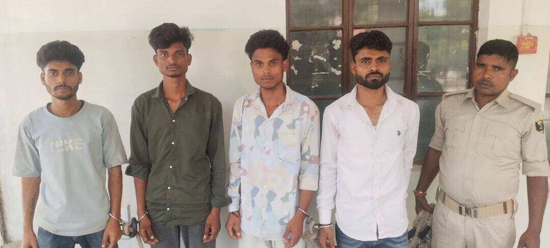 बांका पुलिस की कार्रवाई, चोरी के आईफोन और टीवी के साथ चार गिरफ्तार.
<nis:link nis:type=tag nis:id=spअमितेशकुमार nis:value=spअमितेशकुमार nis:enabled=true nis:link/> <nis:link nis:type=tag nis:id=bankapolice nis:value=BankaPolice nis:enabled=true nis:link/> <nis:link nis:type=tag nis:id=बांका_पुलिस nis:value=बांका_पुलिस nis:enabled=true nis:link/> <nis:link nis:type=tag nis:id=चोरी_कांड nis:value=चोरी_कांड nis:enabled=true nis:link/> <nis:link nis:type=tag nis:id=चार_गिरफ्तार nis:value=चार_गिरफ्तार nis:enabled=true nis:link/> <nis:link nis:type=tag nis:id=आईफोन_बरामद nis:value=आईफोन_बरामद nis:enabled=true nis:link/> <nis:link nis:type=tag nis:id=टीवी_बरामद nis:value=टीवी_बरामद nis:enabled=true nis:link/> <nis:link nis:type=tag nis:id=bankanews nis:value=BankaNews nis:enabled=true nis:link/> <nis:link nis:type=tag nis:id=biharpolice nis:value=BiharPolice nis:enabled=true nis:link/> <nis:link nis:type=tag nis:id=crimenews nis:value=CrimeNews nis:enabled=true nis:link/> <nis:link nis:type=tag nis:id=बांका_समाचार nis:value=बांका_समाचार nis:enabled=true nis:link/>