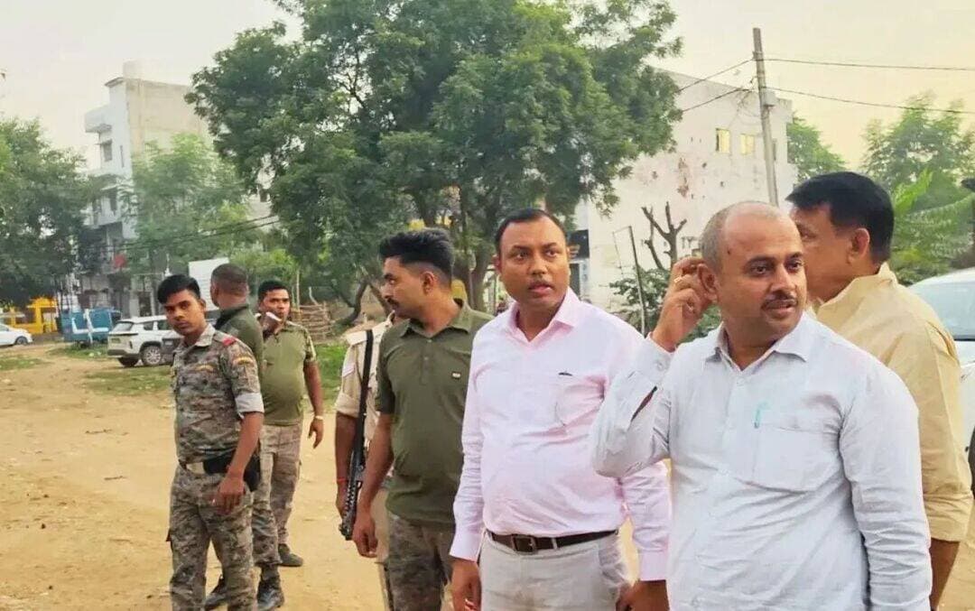 बिक्रमगंज प्रशासन ने शहर की यातायात व्यवस्था सुधारने के लिए पुराने अनुमंडल परिसर में सब्जी बाजार शिफ्ट करने की पहल की है। छठ महापर्व से पहले इसे लागू करने की तैयारी में है। एसडीएम दिलीप कुमार के अनुसार, शहर में सड़क किनारे सब्जी की दुकानें लगने से कई स्थानों पर आवागमन प्रभावित होता है। ऐसे में पुराने अनुमंडल परिसर में सब्जी बाजार संचालित करने की संभावनाएं तलाशी जा रही हैं। इससे दुकानदारों को कारोबार के लिए उपयुक्त जगह मिल सकेगी और आम लोगों को भी खरीदारी करने में सहूलियत होगी।