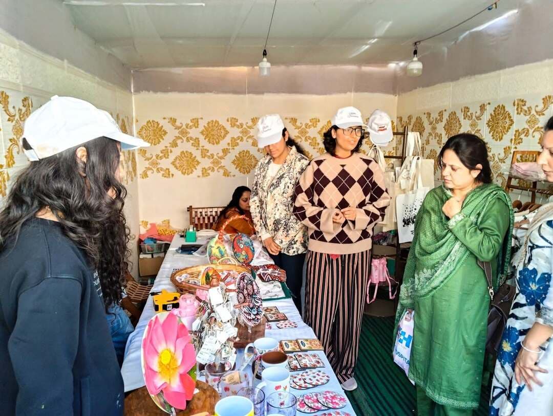 भारतीय पुरातन कला को घर घर तक पहुंचा रही अलंकृता
दशहरा उत्सव में 14 साल की लड़की ने लगाया स्टॉल
कुल्लू, कांगड़ा, पिछवाई और कलमकारी आर्ट की हो रही प्रिंटिंग
Kullu Times
भारत की पुरातन कला संस्कृति जहां पहले मंदिरों, बड़े-बड़े किलो में ही देखने को मिलती थी। वही एक लड़की के प्रयासों से इस तरह की कला को आप घर-घर पहुँचाने का भी प्रयास किया जा रहा है। अंतरराष्ट्रीय दशहरा उत्सव में 14 साल की लड़की अलंकृता चंदेल के द्वारा पहली बार इस तरह का स्टार्टअप शुरू किया गया है और वह स्टॉल के माध्यम से पुरातन कला को विभिन्न उत्पादों पर प्रिंट कर सैलानियों तथा स्थानीय लोगों को इसकी जानकारी भी दे रही है। 14 साल की लड़की अलंकृता का उद्देश्य है कि लोग अपनी भारतीय पुरातन कला के बारे में अधिक से अधिक जानकारी रखें और इन्हें रोजमर्रा की वस्तुओं का माध्यम से अपने घरों में प्रयोग करें। ताकि पुरातन कला का अधिक प्रचार प्रसार हो सके। जिला कुल्लू के मुख्यालय ढालपुर मैदान में आयोजित अंतरराष्ट्रीय दशहरा उत्सव में अलंकृता के द्वारा एक स्टॉल भी लगाया गया है। जिसमें वह अपने साथियों के साथ कॉफी मग, की रिंग, बैग, प्लेट्स, क्रोकरी सहित अन्य उत्पादों पर पुरातन काल को प्रिंट कर लोगों तक पहुंच रही है।
Neerja Chandel
