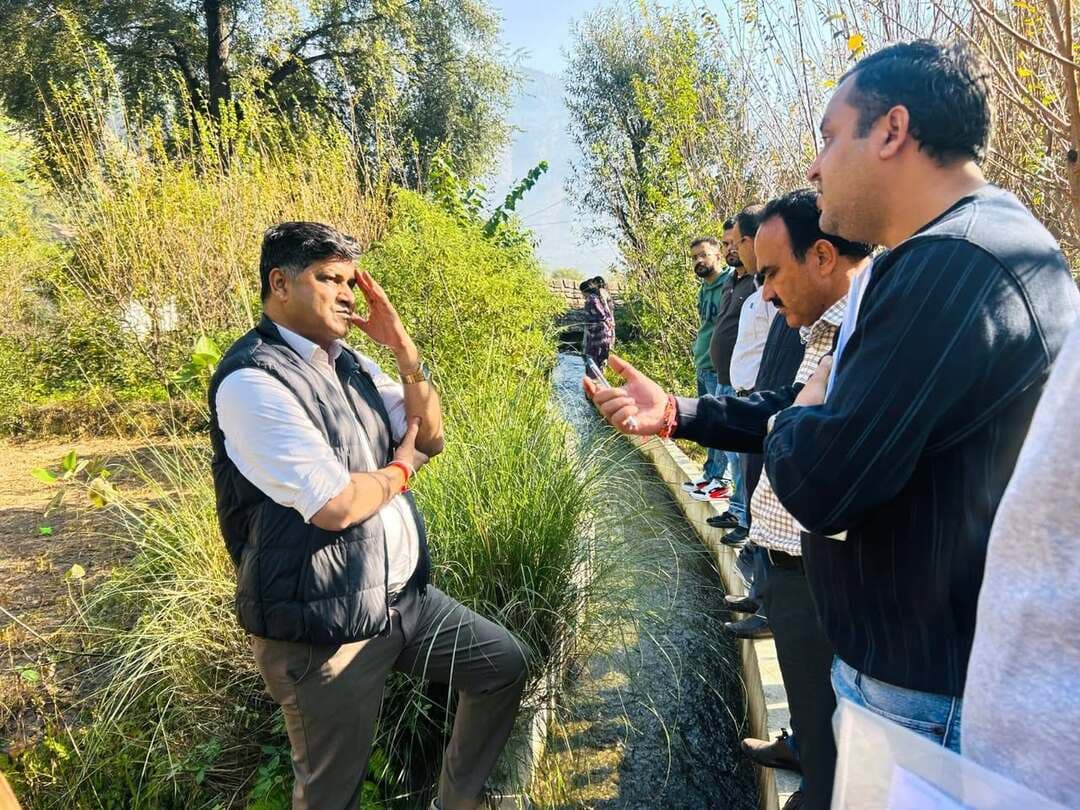 परियोजना निदेशक ने किया कुल्लू में सिंचाई योजनाओं का निरीक्षण
Kullu Times
हिमाचल प्रदेश फसल विविधीकरण प्रोत्साहन परियोजना (चरण-II), जायका के परियोजना निदेशक डॉ. सुनील चौहान ने शुक्रवार को खंड परियोजना प्रबंधन इकाई, कुल्लू के अंतर्गत संचालित विभिन्न गतिविधियों का निरीक्षण किया। इस दौरान उन्होंने फलटनालह स्थित बहाव सिंचाई योजना तथा शिरार गांव में निर्माणाधीन बहाव सिंचाई योजना शिरार-सौनी पुल से रौंडा सेरी का जायजा लिया। उन्होंने संबंधित अधिकारियों एवं तकनीकी कर्मचारियों से योजनाओं की प्रगति, निर्माण कार्यों और किसानों को मिलने वाले लाभों के संबंध में विस्तृत जानकारी प्राप्त की।
निरीक्षण के दौरान डॉ. सुनील चौहान ने सर्वप्रथम फलटनालह स्थित बहाव सिंचाई योजना का निरीक्षण किया तथा योजना से लाभान्वित होने वाले किसानों के साथ संवाद किया। उन्होंने किसानों से सिंचाई सुविधा की उपलब्धता और योजना के माध्यम से खेतों तक पानी पहुंचाने की व्यवस्था के बारे में जानकारी ली।
इस दौरान क्षेत्र में स्थित पारंपरिक घराटों (जलचालित आटा चक्कियों) को पुनः संचालित करने की संभावनाओं पर भी चर्चा की गई। परियोजना निदेशक ने उपलब्ध जल संसाधनों का समुचित उपयोग करते हुए इन घराटों को दोबारा शुरू करने की संभावनाओं का आकलन करने पर बल दिया। उन्होंने कहा कि इससे स्थानीय स्तर पर स्वरोजगार के अवसर विकसित करने के साथ-साथ क्षेत्र की पारंपरिक विरासत के संरक्षण में भी मदद मिल सकती है।
उन्होंने पी.एम.सी. के अधिकारियों को क्षेत्र में स्थित पारंपरिक घराटों के पुनः संचालन की संभावनाओं का आकलन करते हुए विस्तृत प्रस्ताव तैयार करने के निर्देश दिए, ताकि उपलब्ध जल संसाधनों का बेहतर उपयोग सुनिश्चित किया जा सके और स्थानीय लोगों की आजीविका के नए साधन विकसित हो सकें।
डॉ. सुनील चौहान ने फलटनालह में ट्राउट मछली पालन के लिए प्रस्तावित स्थल का भी निरीक्षण किया। उन्होंने स्थल की उपयुक्तता तथा क्षेत्र में ट्राउट पालन की संभावनाओं के संबंध में अधिकारियों से जानकारी प्राप्त की। उन्होंने कहा कि प्राकृतिक संसाधनों का प्रभावी उपयोग कर कृषि के साथ-साथ आजीविका के वैकल्पिक साधनों को भी प्रोत्साहित किया जाना चाहिए, ताकि किसानों की आय में वृद्धि हो सके।
इसके उपरांत परियोजना निदेशक ने शिरार गांव में निर्माणाधीन बहाव सिंचाई योजना शिरार-सौनी पुल से रौंडा सेरी का निरीक्षण किया। उन्होंने संबंधित अधिकारियों एवं तकनीकी कर्मचारियों के साथ योजना के नक्शों और निर्माण संबंधी अभिलेखों का अवलोकन किया तथा कार्य की प्रगति की समीक्षा की।
उन्होंने योजना के तकनीकी पहलुओं पर चर्चा करते हुए निर्माण कार्य निर्धारित गुणवत्ता मानकों के अनुरूप पूरा करने पर जोर दिया। उन्होंने कहा कि सिंचाई योजनाओं के प्रभावी क्रियान्वयन से किसानों को खेतों तक पानी पहुंचाने में सुविधा मिलेगी तथा कृषि उत्पादन और किसानों की आय बढ़ाने में सहायता मिलेगी।
निरीक्षण का मुख्य उद्देश्य परियोजना के अंतर्गत संचालित गतिविधियों की प्रगति की समीक्षा करना, लाभार्थियों से सीधा संवाद स्थापित करना तथा कृषि एवं संबद्ध गतिविधियों के माध्यम से किसानों की आजीविका को सुदृढ़ करने की संभावनाओं का आकलन करना रहा।
निरीक्षण के दौरान राज्य परियोजना प्रबंधन इकाई, हमीरपुर से विषयवाद विशेषज्ञ डॉ. आशीष आनंद एवं डॉ. अनु यादव तथा वरिष्ठ विपणन अधिकारी नीतिका उपस्थित रहीं। जिला परियोजना प्रबंधन इकाई, मंडी से जिला परियोजना प्रबंधक डॉ. हेम राज वर्मा एवं विषयवाद विशेषज्ञ डॉ. खूब राम ठाकुर मौजूद रहे।
खंड परियोजना प्रबंधन इकाई, कुल्लू से खंड परियोजना प्रबंधक डॉ. जयंत रत्ना, निर्माण अभियंता भरत भूषण, कृषि प्रसार अधिकारी मोनिका सैनी एवं पर्यवेक्षक साहिल भारद्वाज उपस्थित रहे। इसके अतिरिक्त जिला परियोजना प्रबंधन इकाई, मंडी से निर्माण अभियंता सौरभ तथा पी.एम.सी., हमीरपुर से सुदर्शन, नरदेव एवं तृषान पुरोहित भी निरीक्षण के दौरान मौजूद रहे।
--