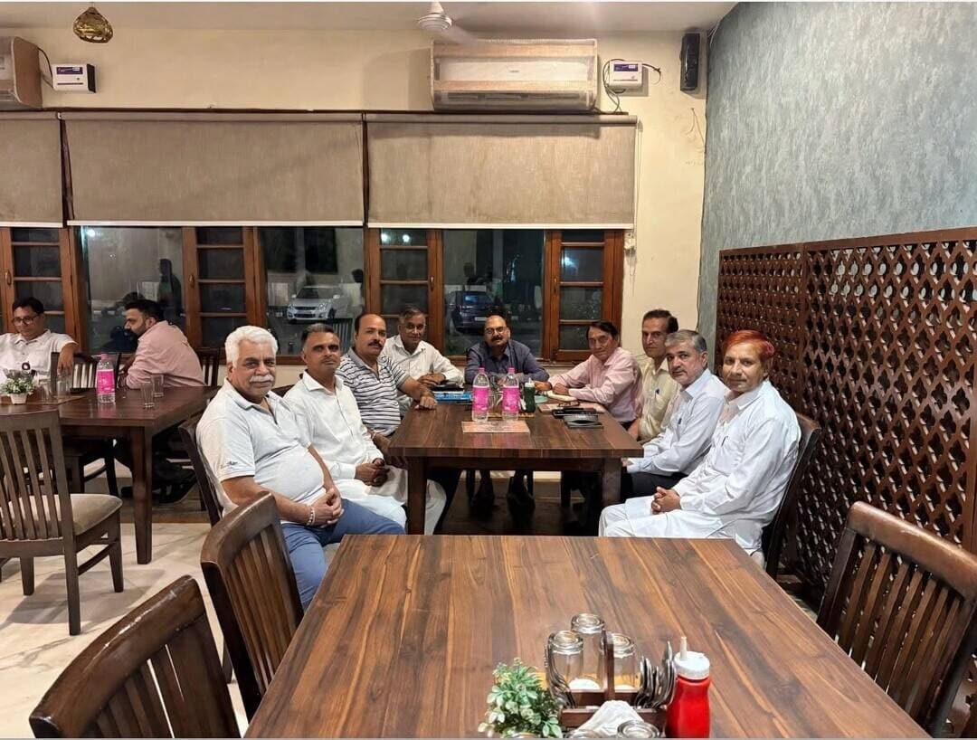 एक प्रयास आपके साथ ट्रस्ट का 5वां वार्षिक सम्मेलन 25 अक्टूबर को, तैयारियां जोरों पर
शिक्षा -समाजसेवा के क्षेत्र में अग्रणी संस्था एक प्रयास आपके साथ चैरिटेबल ट्रस्ट (रजि.)का 5वां वार्षिक सदस्य-छात्र एवम् लेखा- जोखा सम्मेलन आगामी रविवार, 25 अक्टूबर 2026 को प्रातः 10:30 बजे एस.डी. सीनियर सेकेंडरी स्कूल, जगाधरी में बड़े हर्षोल्लास से आयोजित किया जाएगा।
वार्षिकोत्सव के मुख्य अतिथि जे एम आई टी रादौर की सहायक प्रोफेसर डॉ प्रेरणा गर्ग रहेंगी। चेयर पर्सन डा (प्रो)जतिन्द्र कौर पूर्व विभागाध्यक्ष गणित , गुरु नानक गर्ल्स कालेज , यमुनानगर होंगी। गेस्ट ऑफ ऑनर व अन्य विशिष्ट अतिथियों में डॉ रमेश धारीवाल, सहायक प्रोफेसर इतिहास, बाला जी इंटरप्राइसिस ,डॉ यश पाल गुप्ता, सिंडिकेट बैंक के मैनेजर नंद लाल कालड़ा ,पी एन बी के चीफ मैनेजर मलकीत सिंह, एडवोकेट एवम् समाजसेवी डी सी बिंदल, स्कूल के प्रिंसिपल सतीश गर्ग, इतिहास के सहायक प्रोफेसर संजीव शर्मा व अर्थशास्त्र की सहायक प्रोफेसर रजनी गोयल रहेंगे। साथ ही ट्रस्ट का वित्त वर्ष का वार्षिक लेखा जोखा भी पेश होगा। हर वर्ष की तरह इस वर्ष भी आने वाले बच्चे अपने विचार , उपलब्धि , अभिरुचि संस्था के प्रति अपनी फीडबैक ,अपना विश्वास एवम् आभार प्रकट करेंगे। संस्था के प्रधान आर.एस. शर्मा एवम् सरंक्षक शीश पाल चौहान ने बताया कि सम्मेलन की सभी तैयारियां पूरी कर ली गई हैं। उन्होंने कहा कि हमारा उद्देश्य बच्चों को उच्च शिक्षा के लिए केवल आर्थिक सहायता देना नहीं, बल्कि छात्रों में आत्मनिर्भरता और संस्कारों का बीजारोपण भी करना है। पांच वर्षों की यह यात्रा समाज और ट्रस्ट की टीम के असीम सहयोग से ही संभव हुई है ।यह संस्था सिर्फ एक नाम नहीं, एक संकल्प है - अंतिम पंक्ति में खड़े व्यक्ति तक शिक्षा की रोशनी पहुंचाने का। महासचिव कुंदन कालड़ा तथा उपप्रधान सुशील गुलाटी ने संयुक्त रूप में बताया कि इस आयोजन में छात्रों की प्रतिभा को अभिप्रेरणा का मंच मिलेगा।बच्चे संवाद से जुड़कर अपनी उपलब्धियों , अभिरुचियों , प्रयासों एवम् समस्याओं से सबको अवगत कराएँगे ।इससे बच्चों में प्रतिस्पर्धा , कौशल विकास एवम् गुणात्मक सुधार से जीवनदिशा -दशा में परिवर्तन होगा ।बच्चों का शिक्षित और सुसंस्कृत होना ही संस्था का विजन है ।इस आयोजन में अनूप कोठियाल , विनोद सेठी ,अच्छर सिंह , शाम पाल शर्मा ,ओ पी सैनी , चरणजीत बत्तरा , नरेन्द्र गेरा ,गोपाल शर्मा , पिरथी सैनी , वीरेन्द्र शर्मा ,सतीश कौशिक ,खेम लाल सैनी ,मीडिया प्रभारी विनय मोहन आदि सभी सदस्यों का प्रत्यक्ष-अप्रत्यक्ष रूप से पूर्ण सहयोग रहेगा ।