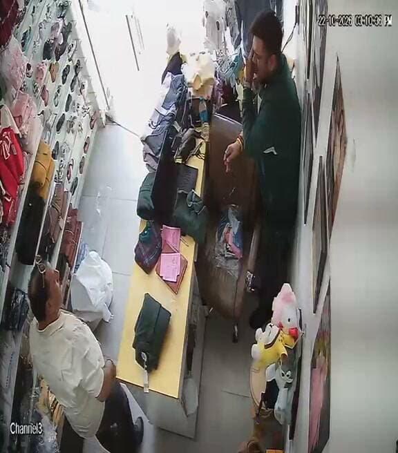 भोजपुर बाजार में दिनदहाड़े व्यापारी पर हमला, दुकान में घुसकर डंडों से पीटा; दोस्त की सोने की चेन छीनने का भी आरोप। CCTV में कैद हुई वारदात, व्यापार संगठन ने आरोपियों के खिलाफ सख्त कार्रवाई की उठाई मांग।
#सुंदरनगर #भोजपुरबाजार #HimachalNews