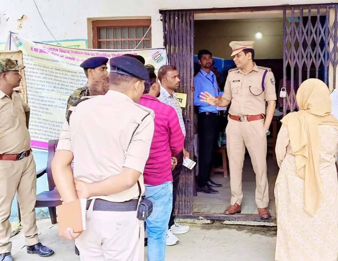 'बिहार विधान परिषद के कोशी स्नातक निर्वाचन-2026' के तहत हो रहे मतदान के अवसर पर पूर्णिया प्रमंडल के आयुक्त,पुलिस महानिरीक्षक, पूर्णिया, जिलाधिकारी, किशनगंज एवं पुलिस अधीक्षक, किशनगंज के द्वारा अनुमंडल कार्यालय, किशनगंज तथा प्रखंड कार्यालय, किशनगंज एवं अन्य मतदान केंद्रों का निरीक्षण किया गया।
इस दौरान मतदान प्रक्रिया, विधि-व्यवस्था एवं सुरक्षा व्यवस्था का जायजा लेते हुए स्वतंत्र, निष्पक्ष, शांतिपूर्ण एवं भयमुक्त मतदान सुनिश्चित करने हेतु संबंधित पदाधिकारियों को आवश्यक दिशा-निर्देश दिए गए।