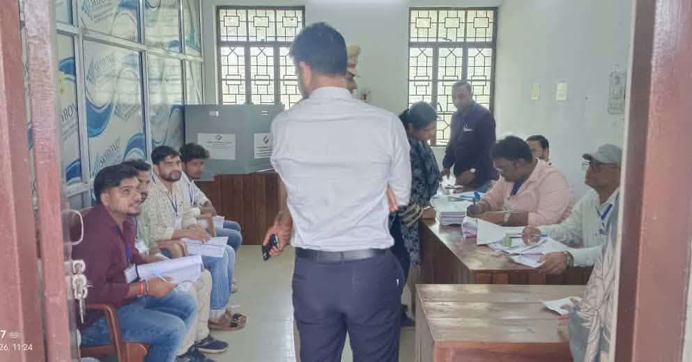किशनगंज- बिहार विधान परिषद कोशी स्नातक निर्वाचन 2026 के अवसर पर मतदान दिवस दिनांक 23 अक्टूबर 2026 को श्री नवीन कुमार ,सहायक निर्वाची पदाधिकारी - सह - जिला पदाधिकारी, किशनगंज एवं श्री संतोष कुमार, पुलिस अधीक्षक, किशनगंज द्वारा भ्रमण कार्यक्रम के दौरान जिलान्तर्गत सभी मतदान केन्द्रों पर मतदान स्वच्छ, निष्पक्ष, शांतिपूर्ण एवं भयमुक्त वातावरण में संपन्न कराने के उद्देश्य से विभिन्न मतदान केंद्रों का निरीक्षण किया गया ।