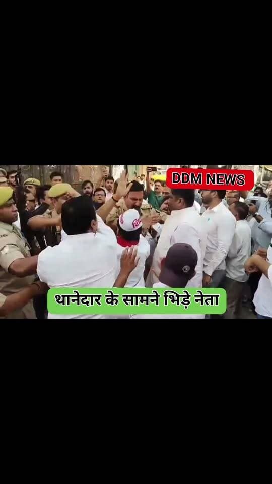 मुजफ्फरनगर में MLC वोटिंग के दौरान बवाल! DAV कॉलेज गेट पर सपा-भाजपा में हाथापाई, थानेदार रघुराज सिंह धक्के खाते रहे
मुजफ्फरनगर - आज MLC चुनाव के दौरान DAV कॉलेज के बाहर बड़ा हंगामा। मंत्री कपिलदेव अग्रवाल और सपा जिलाध्यक्ष आमने-सामने, दोनों गुटों में जमकर गाली-गलौज और धक्का-मुक्की। थानेदार रघुराज सिंह ने बीच-बचाव किया तो खुद धक्के खाने लगे। मौके पर DM उमेश मिश्रा पहुंचे। देखिए EXCLUSIVE वीडियो
#Muzaffarnagar #MLCElection #SPvsBJP #KapilDevAgarwal #BreakingNews #UPNews #DDMNews