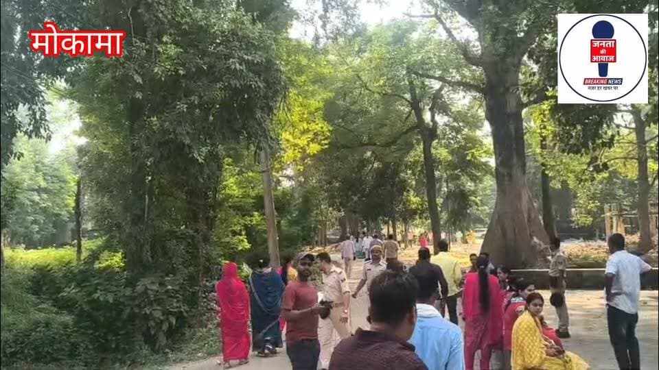अस्पताल से वोट देने सीधे मोकामा स्थित मतदान केन्द्र पहुँचा मतदाता.
मोकामा प्रखंड के बरहपुर निवासी जितेन्द्र कुमार के पैर का चार दिन पूर्व पटना के एक निजी अस्पताल में ऑपरेशन हुआ है.वो डॉक्टर की देखरेख में अस्पताल में ही भर्ती थे.
लेकिन आज MLC चुनाव में वोट देने वो सीधे पटना से एंबुलेंस से मोकामा पहुँचे और उन्होंने मतदान किया.
#Mokama #Patna #MLC