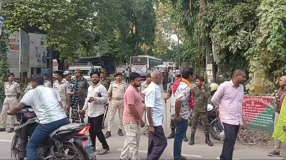 चुनाव पूर्ण रूप से थम गया है कृपया कर अब कोई भी मतदान करने नहीं आए।