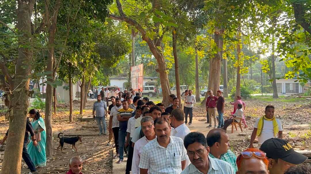 3:35 मिनट में लगभग अभी भी 200 लोग लाइन में लगे हुए हैं।
#Mokama