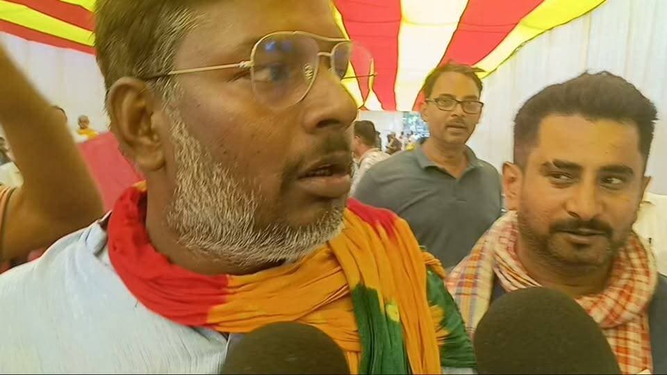मोकामा में जन सुराज प्रत्याशी के मतदाता सहायता पंडाल पर पुलिस का पहरा!
मोकामा में मतदान केंद्र से दूर बने जन सुराज प्रत्याशी के मतदाता सहायता पंडाल पर लगातार पुलिस की निगरानी देखी जा रही है। प्रत्याशी के समर्थकों का आरोप है कि इससे मतदाताओं को परेशानी हो रही है। आखिर क्या है पूरा मामला? देखिए, मौके पर मौजूद लोगों ने क्या कहा!
#Mokama #JanSuraaj #BiharNews #CrimeNewsBihar #MLCElection #PatnaGraduates #मतदान #मोकामा #जनसुराजपार्टी #बिहारन्यूज #चुनाव2026 #BreakingNews #GroundReport #Police #ElectionNews #ViralNews #BiharPolitics #VoterRights #CrimeNews #LatestNews