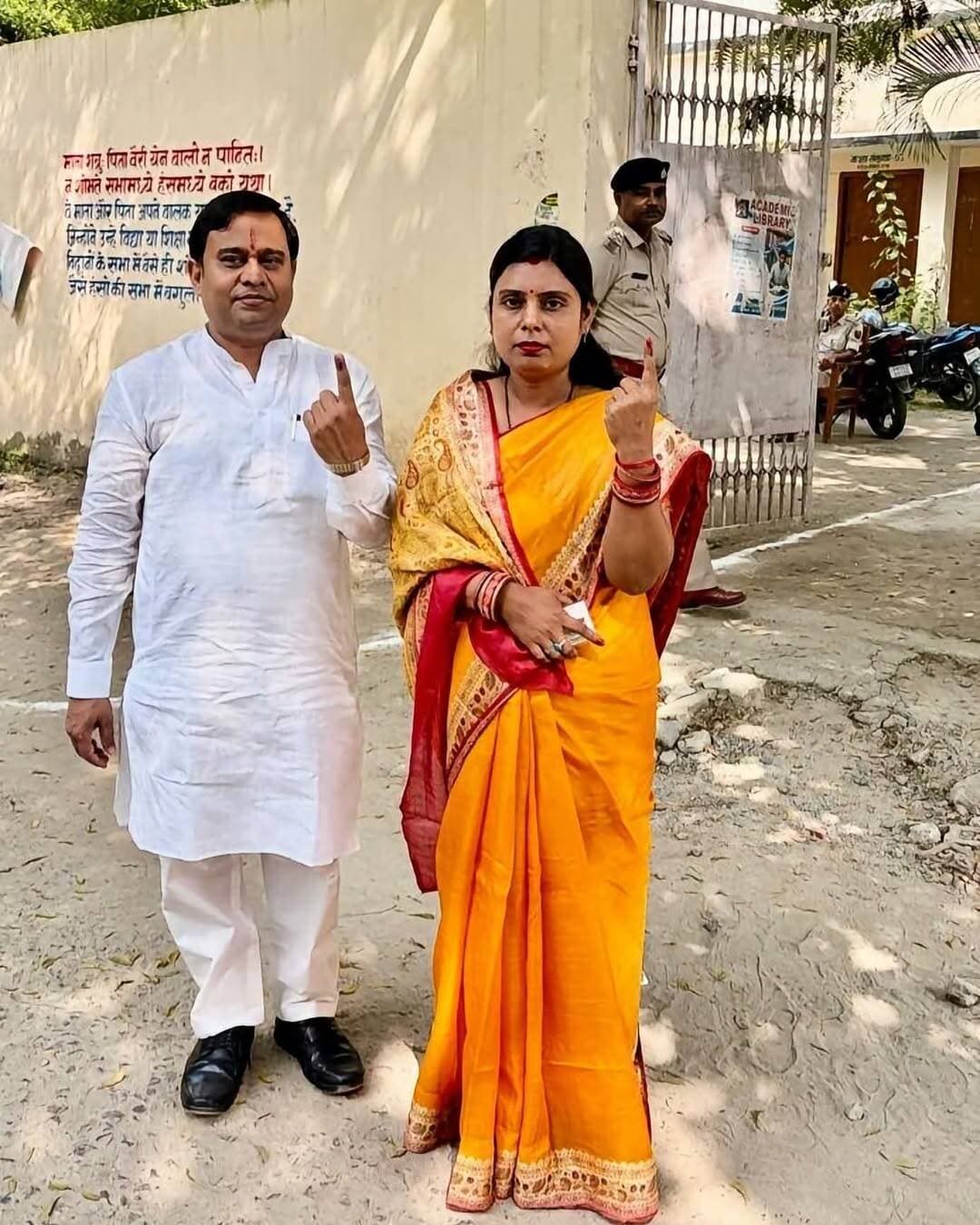 मतदान देकर निकले बंसीधर ब्रजवासी
<nis:link nis:type=tag nis:id=sarojraja nis:value=SAROJRAJA nis:enabled=true nis:link/>