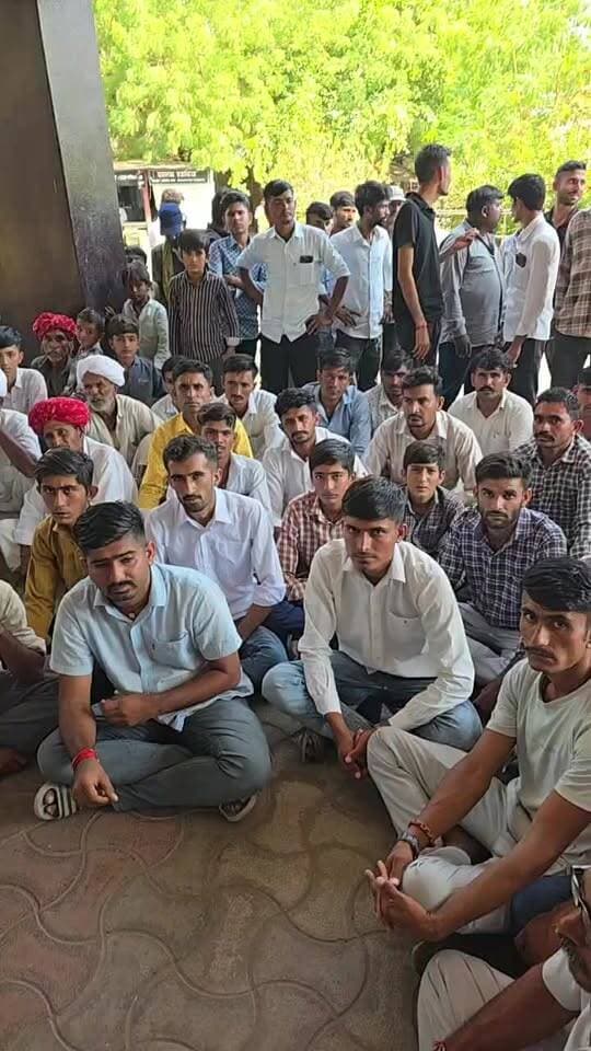 चुनाव से एक दिन पहले सैकड़ो ग्रामीण क्यों कलेक्टर ऑफिस के बाहर बैठे