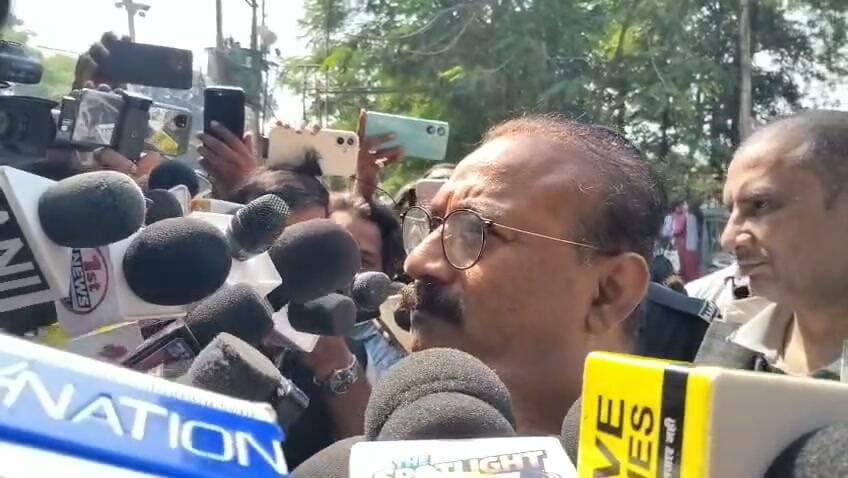 बिहार विधान परिषद के स्नातक और शिक्षक निर्वाचन क्षेत्र के लिए आज मतदान जारी है। इसी क्रम में बिहार सरकार के मंत्री अशोक चौधरी ने पटना के मिलर हाई स्कूल स्थित मतदान केंद्र पर अपना वोट डाला। वोट डालने के बाद उन्होंने मीडिया से बात की।