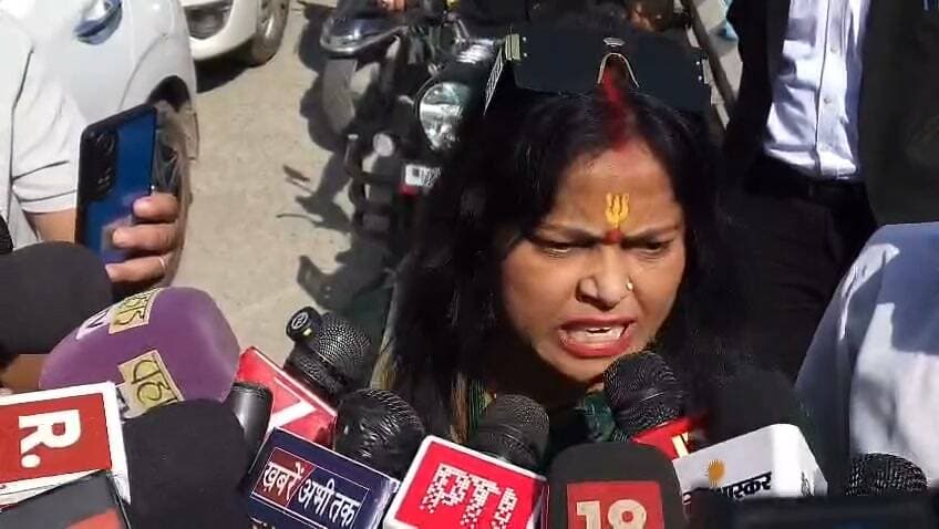 एक्ट्रेस उर्मिला सनावर देहरादून कचहरी पहुंची तो हाई वोल्टेज ड्रामा हो गया, भाजपा के पूर्व विधायक सुरेश राठौर ने उर्मिला को पत्नी मानने से इंकार किया तो अभिनेत्री ने बवाल मचा दिया।
बोली, राठौर को यहीं कोर्ट में चप्पल से मारूँगी।
C:A.R page