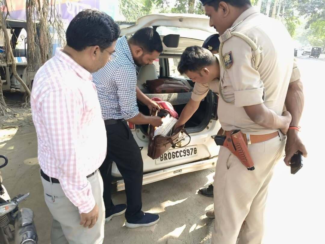 सारण शिक्षक निर्वाचन के मद्देनजर जिले में सघन वाहन जांच अभियान जारी, शांतिपूर्ण एवं निष्पक्ष मतदान सुनिश्चित करने हेतु प्रशासन सतर्क
सारण, छपरा | दिनांक: 23 अक्टूबर 2026
सारण शिक्षक निर्वाचन क्षेत्र के अंतर्गत आज दिनांक 23 अक्टूबर 2026 को हो रहे मतदान को शांतिपूर्ण, निष्पक्ष एवं भयमुक्त वातावरण में संपन्न कराने तथा विधि-व्यवस्था बनाए रखने के उद्देश्य से सारण जिला प्रशासन द्वारा पूरे जिले में सघन वाहन जांच अभियान चलाया जा रहा है।
निर्वाचन के दौरान किसी भी प्रकार की अवांछित गतिविधि पर प्रभावी नियंत्रण रखने तथा अवैध सामग्री के परिवहन पर रोक लगाने के लिए जिले के विभिन्न प्रमुख मार्गों एवं अन्य आवश्यक स्थलों पर वाहनों की लगातार जांच की जा रही है। इस दौरान अवैध एवं प्रतिबंधित वस्तुओं तथा निर्वाचन प्रक्रिया को प्रभावित करने वाली सामग्री के परिवहन पर विशेष निगरानी रखी जा रही है।
जिला प्रशासन द्वारा संबंधित पदाधिकारियों एवं पुलिस बल को सतर्कता के साथ अपने दायित्वों का निर्वहन करने तथा जांच एवं निगरानी की कार्रवाई निरंतर जारी रखने का निर्देश दिया गया है। मतदान की संपूर्ण प्रक्रिया के दौरान विधि-व्यवस्था संधारण, निर्वाचन संबंधी दिशा-निर्देशों का अनुपालन तथा शांतिपूर्ण मतदान सुनिश्चित करने के लिए आवश्यक कदम उठाए जा रहे हैं।
जिला प्रशासन ने स्पष्ट किया है कि स्वतंत्र, निष्पक्ष एवं शांतिपूर्ण निर्वाचन सुनिश्चित करना सर्वोच्च प्राथमिकता है। इसके मद्देनजर जिले में सघन वाहन जांच एवं निगरानी अभियान मतदान अवधि के दौरान लगातार जारी रहेगा।
जिला प्रशासन ने आम नागरिकों से अपील की है कि वे वाहन जांच के दौरान प्रतिनियुक्त पदाधिकारियों एवं पुलिसकर्मियों को सहयोग प्रदान करें तथा शांतिपूर्ण एवं व्यवस्थित मतदान संपन्न कराने में प्रशासन का सहयोग करें।