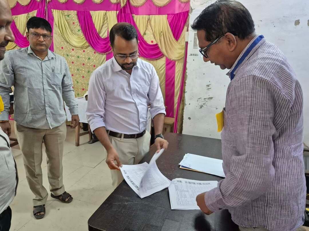 जिलाधिकारी एवं वरीय पुलिस अधीक्षक ने सारण शिक्षक निर्वाचन क्षेत्र के मतदान केंद्रों का किया संयुक्त निरीक्षण
सदर, रिविलगंज, मांझी, गरखा एवं एकमा प्रखंड मुख्यालय स्थित मतदान केंद्रों पर पहुंचकर लिया मतदान व्यवस्था का जायजा
छपरा, 23 अक्टूबर 2026। सारण शिक्षक निर्वाचन क्षेत्र के निर्वाचन के तहत आज मतदान दिवस के अवसर पर जिला पदाधिकारी, सारण श्री वैभव श्रीवास्तव एवं वरीय पुलिस अधीक्षक, सारण श्री रौशन कुमार ने संयुक्त रूप से सदर, रिविलगंज, मांझी, गरखा एवं एकमा प्रखंड मुख्यालय स्थित मतदान केंद्रों का भ्रमण कर मतदान प्रक्रिया एवं विधि-व्यवस्था का जायजा लिया।
निरीक्षण के दौरान दोनों वरीय अधिकारियों ने मतदान केंद्रों पर की गई व्यवस्थाओं का अवलोकन किया तथा मतदान प्रक्रिया के सुचारु संचालन की स्थिति की समीक्षा की। इस क्रम में संबंधित पदाधिकारियों एवं मतदान कर्मियों को निर्वाचन आयोग के दिशा-निर्देशों का अक्षरशः अनुपालन सुनिश्चित करते हुए निष्पक्ष, पारदर्शी एवं शांतिपूर्ण वातावरण में मतदान संपन्न कराने का निर्देश दिया गया।
जिला प्रशासन द्वारा मतदान प्रक्रिया पर सतत निगरानी रखी जा रही है, ताकि सारण शिक्षक निर्वाचन क्षेत्र का मतदान निर्धारित दिशा-निर्देशों के अनुरूप शांतिपूर्ण एवं सुव्यवस्थित ढंग से संपन्न कराया जा सके।