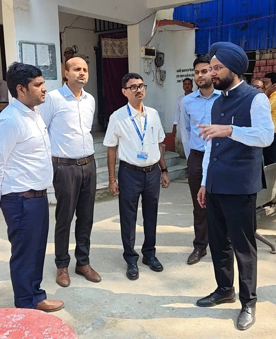 निष्पक्ष, शांतिपूर्ण एवं भयमुक्त मतदान को लेकर जिला प्रशासन मुस्तैद।
बिहार विधान परिषद् के 03-सारण शिक्षक निर्वाचन, 2026 के तहत जिला निर्वाचन पदाधिकारी-सह-जिला पदाधिकारी, श्री तरनजोत सिंह एवं वरीय पुलिस अधीक्षक, बेतिया, श्री कुमार गौतम ने नरकटियागंज प्रखंड कार्यालय परिसर अवस्थित मतदान केंद्र का निरीक्षण कर मतदान प्रक्रिया का जायजा लिया।
Election Commission of India
Chief Electoral Officer, Bihar
#WestChamparan #FreeAndFairElection