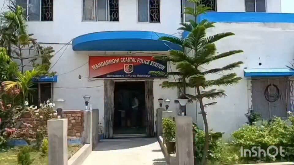 মন্দারমণিতে সমুদ্রস্নানে নেমে ত/লি/য়ে গেল ৬ বন্ধু, উ/দ্ধা/র ৪, নি/খোঁ/জ ২
পুজোর আবহ কাটতে না কাটতেই মন্দারমণিতে সমুদ্রস্নান করতে নেমে বিপত্তি। বৃহস্পতিবার দুপুরে সমুদ্রে স্নান করতে নেমে ত/লি/য়ে গেলেন হাওড়ার ডোমজুড়ের ৬ বন্ধু। তাঁদের মধ্যে ৪ জনকে উ/দ্ধা/র করা সম্ভব হলেও এখনও নি/খোঁ/জ রয়েছেন ২ জন।
পুলিশ সূত্রে জানা গিয়েছে, হাওড়ার ডোমজুড় থেকে ৬ বন্ধু মন্দারমণিতে বেড়াতে এসেছিলেন। একটি হোটেলে উঠেছিলেন তাঁরা। বৃহস্পতিবার দুপুরে সকলে মিলে সমুদ্রে স্নান করতে নামেন। আচমকাই জলের টানে একসঙ্গে ছয়জনই ত/লি/য়ে যেতে শুরু করেন। বিষয়টি নজরে আসে স্থানীয়দের।
খবর পেয়ে ঘটনাস্থলে ছুটে আসেন কর্মরত নুলিয়ারা। তৎপরতার সঙ্গে উ/দ্ধা/রকাজ শুরু করে চারজনকে সমুদ্র থেকে উদ্ধার করা হয়। উদ্ধার হওয়া চারজনই বর্তমানে সুস্থ রয়েছেন বলে জানা গিয়েছে। তবে বাকি দুজনকে এখনও উদ্ধার করা সম্ভব হয়নি।
ঘটনার খবর পেয়ে মন্দারমণি কোস্টাল থানার পুলিশ ও সিভিল ডিফেন্সের কর্মীরা ঘটনাস্থলে পৌঁছে তল্লাশি শুরু করেছেন। নিখোঁজ দুই যুবকের সন্ধানে সমুদ্রজুড়ে চলছে জোরদার উদ্ধার অভিযান। জলের স্রোত ও ঢেউয়ের কারণে উদ্ধারকাজে কিছুটা সমস্যা হচ্ছে বলে জানা গিয়েছে।