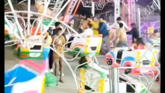 ब्रेक डांस झूले में आखिर क्या हुआ ? घूमते झूले के बॉक्स से टकराने लगे लोग, पुलिस ने संभाला मोर्चा