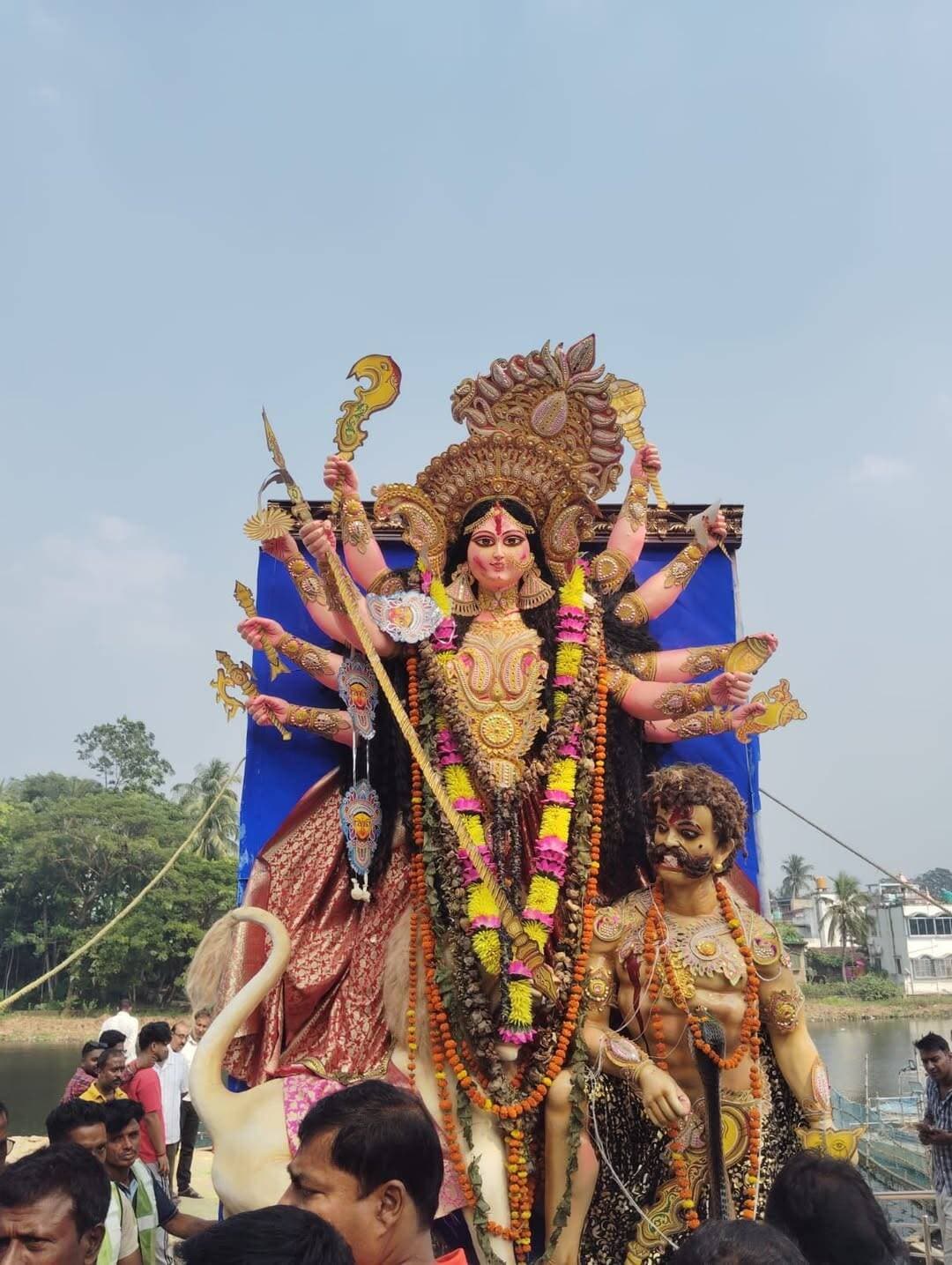 বিসর্জনের পথে বনগাঁ থানার ঘাটে জাগ্রত সংঘের প্রতিমা
