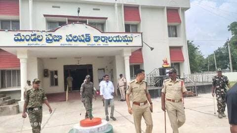 యర్రగొండపాలెం: త్రిపురాంతకం నామినేషన్ కేంద్రాన్ని తనిఖీ చేసిన జిల్లా ఎస్పీ - కీలక ఆదేశాలు జారీ