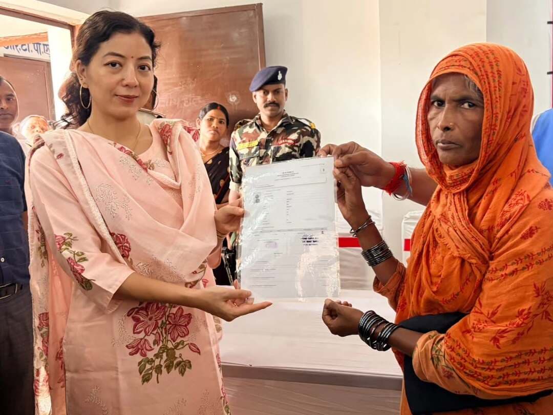 🌸 सहयोग शिविर में पहुंचीं जिला पदाधिकारी; 48 स्वयं सहायता समूहों को ₹1.08 करोड़ से अधिक का बैंक ऋण, 9 लाभुकों को राशन कार्ड एवं जॉब कार्ड! 🌸
📍 काको प्रखंड | डेढ़सैया पंचायत
✨ ‘सबका सम्मान–जीवन आसान’ निश्चय के तहत आयोजित सहयोग शिविर में जिला पदाधिकारी, जहानाबाद श्रीमती छिरिङ वाई भूटिया ने विभिन्न विभागीय स्टॉलों का निरीक्षण किया, आमजनों की समस्याएँ सुनीं एवं त्वरित निष्पादन के निर्देश दिए।
💰 महिला सशक्तिकरण को नई गति!
🤝 48 स्वयं सहायता समूहों को ₹1,08,50,000 के बैंक ऋण के चेक वितरित।
📋 7 लाभुकों को राशन कार्ड एवं 2 लाभुकों को मनरेगा जॉब कार्ड प्रदान किए गए।
✅ सभी आवेदनों का अधिकतम 30 दिनों में निष्पादन सुनिश्चित करने का निर्देश।
🌟 जन-जन तक योजनाओं का लाभ, हर समस्या का समयबद्ध समाधान!
#सहयोग_शिविर #जिला_प्रशासन_जहानाबाद #महिला_सशक्तिकरण #जीविका_दीदी जनकल्याण #विकसित भारत समृद्ध बिहार आदर्श जहानाबाद