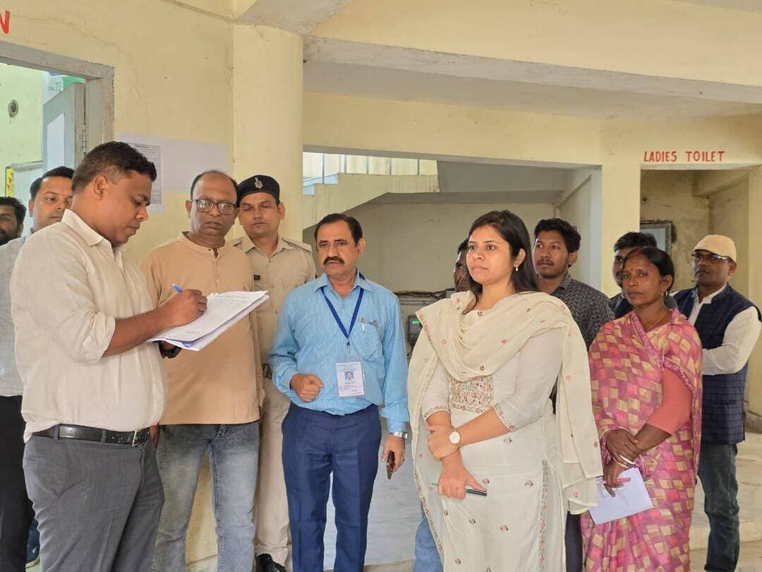आज दिनांक 23 अक्टूबर 2026 को बिहार विधान परिषद् द्विवार्षिक निर्वाचन-2026 के अंतर्गत कोशी स्नातक निर्वाचन क्षेत्र के लिए जिले के सभी सात मतदान केंद्रों पर मतदान की प्रक्रिया जारी रही। निर्वाचन को शांतिपूर्ण, निष्पक्ष, पारदर्शी एवं सुव्यवस्थित ढंग से संपन्न कराने के उद्देश्य से जिला प्रशासन पूरी तरह मुस्तैद है। इसी क्रम में सहायक निर्वाची पदाधिकारी, कोशी स्नातक निर्वाचन क्षेत्र-सह- जिला पदाधिकारी, शेखपुरा श्री शेखर आनंद, पुलिस अधीक्षक श्री हिमांशु, अपर समाहर्ता श्री लखीन्द्र पासवान, अनुमंडल पदाधिकारी सुश्री प्रियंका कुमारी, अनुमंडल पुलिस पदाधिकारी एवं सहित अन्य वरीय पदाधिकारियों ने अरियरी प्रखंड अंतर्गत विभिन्न मतदान केंद्रों का निरीक्षण कर मतदान प्रक्रिया एवं सुरक्षा व्यवस्था का जायजा लिया|
Information & Public Relations Department, Government of Bihar
Chief Electoral Officer, Bihar
District Administration Sheikhpura
CMO Bihar
Samrat Choudhary
#CMSamrat
#samratchoudhary