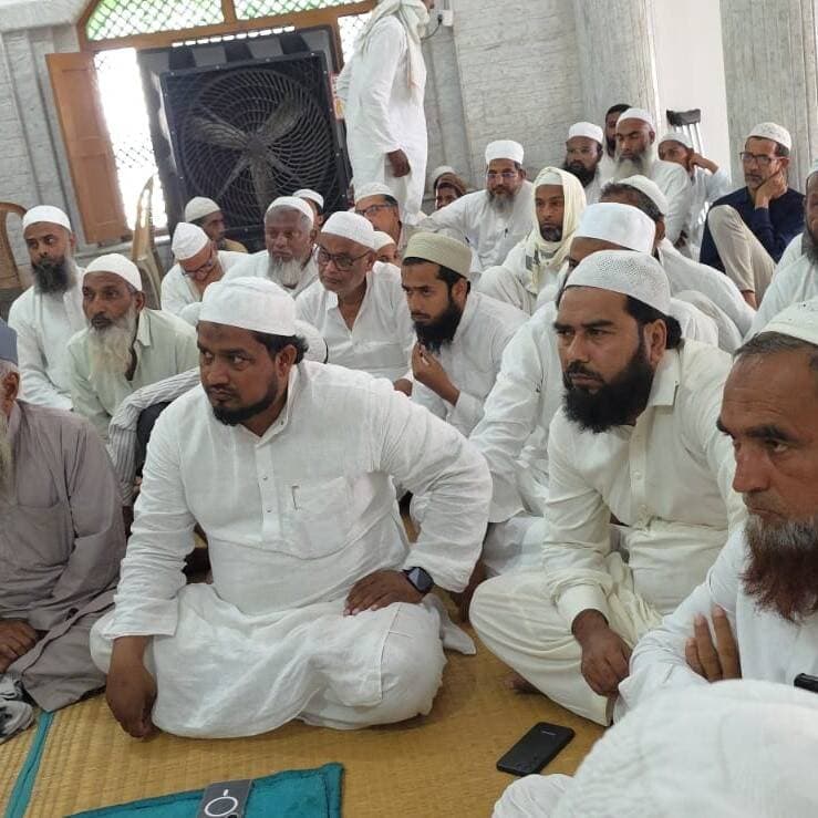 #Balrampur ! मौलाना मुफ़्ती रियाज़ अहमद कासमी को खिराज-ए-अकीदत, दुआईया मजलिस में याद की गईं दीनी सेवाएं...
#सादुल्लाह_नगर की जावेद जामा मस्जिद में उलमा ने साझा किए विचार, मगफिरत के लिए मांगी दुआ...
#बलरामपुर। #सादुल्लाह_नगर स्थित जावेद जामा मस्जिद में इस्लामी विद्वान मौलाना मुफ़्ती रियाज़ अहमद कासमी (रह.) की याद में ताज़ियती बैठक और दुआईया मजलिस आयोजित की गई। इसमें उलमा ने उनकी इल्मी और दीनी सेवाओं को याद करते हुए उन्हें श्रद्धांजलि दी।
मजलिस की शुरुआत कारी अब्दुल माबूद की तिलावत-ए-कुरआन से हुई। इसके बाद कारी मुहम्मद अज़हर ने नात-ए-पाक पेश की। मौलाना बशीर अहमद ने मरहूम के छात्र जीवन, मदरसा फुरकानिया में शिक्षक के रूप में उनकी सेवाओं और उनके अच्छे अखलाक पर प्रकाश डाला।
मदरसा फुरकानिया गोंडा के उस्ताद मौलाना मुफ़्ती इब्राहीम और जमीयत उलेमा जिला बलरामपुर के सदर मौलाना अहमद अली ने भी उनके व्यक्तित्व और दीनी सेवाओं को याद किया। मौलाना कासिम सईदी ने विशेष लेख के माध्यम से मरहूम की शख्सियत के विभिन्न पहलुओं को सामने रखा।
अंत में मौलाना बशीर अहमद ने मरहूम की मगफिरत और उनके दर्जे की बुलंदी के लिए दुआ कराई। साथ ही उनके परिजनों को सब्र देने की दुआ की गई। जमीयत उलेमा हलका सादुल्लाह नगर के सदर ने मजलिस में शामिल उलमा और अन्य लोगों का आभार जताया।