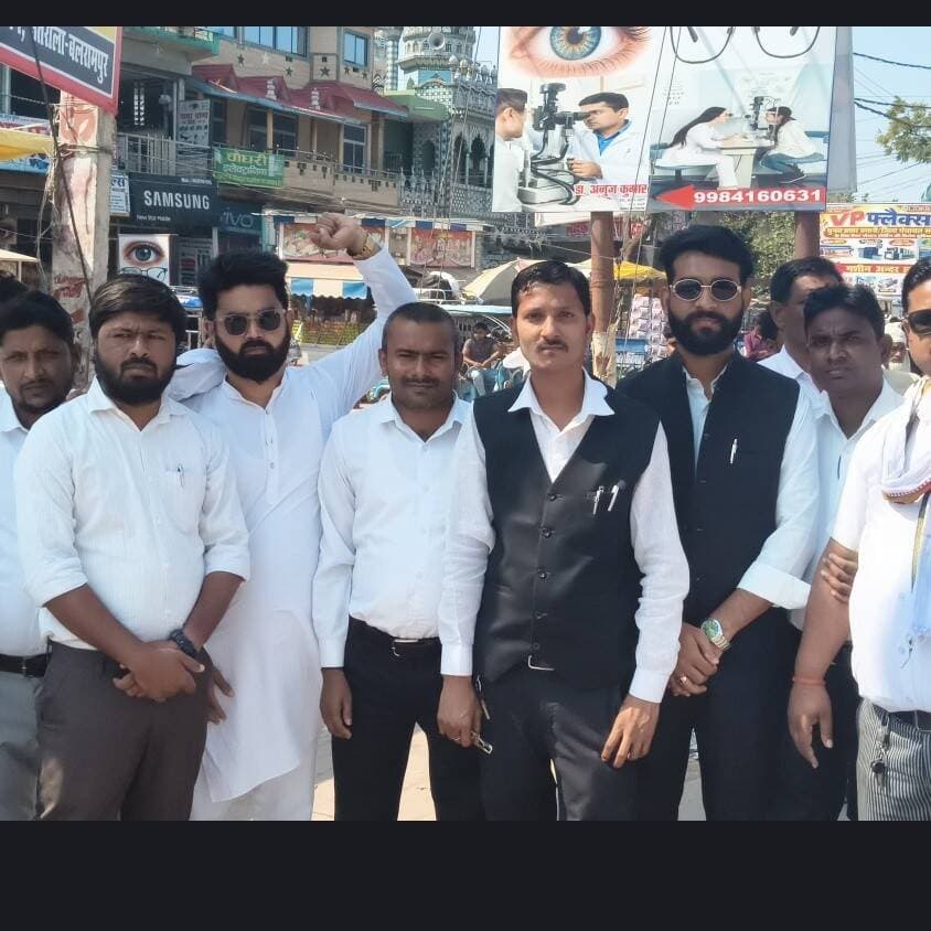 #Balrampur ! ऑनलाइन दाखिल-खारिज के विरोध में अधिवक्ताओं का चक्का जाम, एक घंटे थमे वाहनों के पहिए...
एक माह से कार्य बहिष्कार, 715 वादों की सुनवाई प्रभावित; 25 दिन से बैनामे का पंजीकरण ठप...
#उतरौला (बलरामपुर)। ऑनलाइन दाखिल-खारिज व्यवस्था के विरोध में अधिवक्ताओं का आंदोलन तेज हो गया है। शुक्रवार को अधिवक्ता संघ के अध्यक्ष प्रह्लाद यादव और महामंत्री रवि मिश्र के नेतृत्व में अधिवक्ताओं ने तहसील परिसर से जुलूस निकालकर प्रदर्शन किया। श्यामा प्रसाद मुखर्जी चौराहे पर चक्का जाम कर जिलाधिकारी के खिलाफ नारेबाजी की। करीब एक घंटे तक चले जाम से यातायात प्रभावित रहा। पुलिस ने रूट डायवर्जन कर वाहनों को वैकल्पिक मार्गों से निकाला।
एक माह से न्यायिक कार्य ठप
अधिवक्ताओं का कार्य बहिष्कार पिछले एक महीने से जारी है। इसके चलते 715 वादों की सुनवाई प्रभावित हुई है, जबकि पिछले 25 दिनों से बैनामों का पंजीकरण भी ठप है। इससे राजस्व का नुकसान होने की बात कही जा रही है। शुक्रवार को तहसील परिसर में क्रमिक अनशन पर 40 अधिवक्ता बैठे और ऑनलाइन दाखिल-खारिज व्यवस्था के विरोध में अपनी मांगें दोहराईं।
इन मार्गों से गुजरे वाहन
चक्का जाम के दौरान पुलिस ने यातायात व्यवस्था संभालने के लिए रूट डायवर्जन लागू किया। बस्ती जाने वाले वाहनों को मुख्य बाजार से निकाला गया, जबकि मनकापुर जाने वाले वाहनों को गोंडा रोड से जोगीवीर गांव के रास्ते भेजा गया।
प्रदर्शन में पूर्व अध्यक्ष अखिलेश सिंह सहित देवेंद्र कुमार, अनीसुल हसन, बाबर अली, अखिलेश यादव, निजाम अंसारी, मनोज शर्मा, आयशा फैज़ान, अभिमन्यु, अमित कुमार, दिनकर, आलोक गुप्त, प्रवीण कुमार, इज़हारुल हसन, नाजिर मलिक, रवि गुप्त, अखिल श्रीवास्तव, खलील खान, आशीष कसौधन, अजीत यादव, शादाब खान, संतराम वर्मा, संदीप गुप्ता, प्रवेश कुमार, दीपक गुप्ता और विनीश गुप्ता समेत अन्य अधिवक्ता मौजूद रहे।
#balrampur