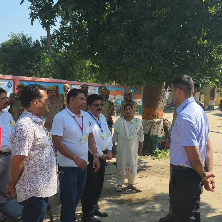 #Balrampur : डीएम-एसपी ने परखी मतदान केंद्रों की सुरक्षा, दिए सख्त निर्देश...
एमपीपी कॉलेज से उतरौला व श्रीदत्तगंज ब्लॉक तक निरीक्षण, निष्पक्ष और शांतिपूर्ण मतदान पर जोर...
#बलरामपुर। विधान परिषद (एमएलसी) निर्वाचन-2026 को निष्पक्ष, शांतिपूर्ण एवं पारदर्शी ढंग से संपन्न कराने के लिए शुक्रवार को जिलाधिकारी डॉ. विपिन कुमार जैन और पुलिस अधीक्षक मार्तण्ड प्रकाश सिंह ने एमपीपी कॉलेज, उतरौला ब्लॉक तथा श्रीदत्तगंज ब्लॉक स्थित मतदान केंद्रों का निरीक्षण किया।
इस दौरान अधिकारियों ने सुरक्षा व्यवस्था और निर्वाचन संबंधी तैयारियों का जायजा लिया। साथ ही संबंधित अधिकारियों एवं कर्मचारियों को निर्वाचन आयोग के निर्देशों का कड़ाई से पालन करने, सतर्कता बरतने और मतदान प्रक्रिया को शांतिपूर्ण ढंग से संपन्न कराने के निर्देश दिए।
जिला प्रशासन एवं पुलिस द्वारा मतदान के दौरान सतत निगरानी रखी जा रही है, ताकि निर्वाचन प्रक्रिया सुरक्षित, निष्पक्ष और सकुशल संपन्न हो सके।