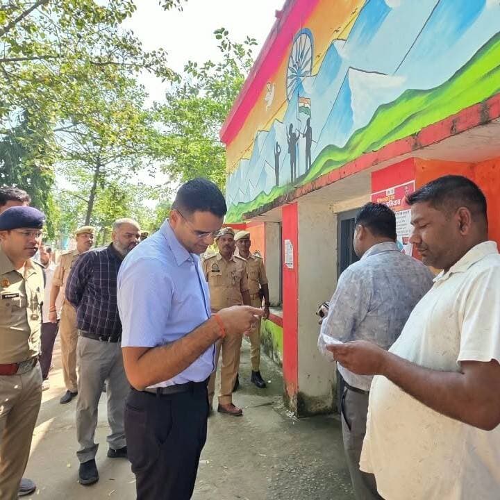 #Balrampur ! शिक्षक निर्वाचन: 10 बूथों पर मतदान जारी, सुबह 10 बजे तक 25.46% वोटिंग
डीएम और एसपी ने मतदान केंद्रों का किया निरीक्षण, निष्पक्ष एवं शांतिपूर्ण मतदान कराने के निर्देश
#बलरामपुर। गोरखपुर–फैजाबाद खंड शिक्षक निर्वाचन क्षेत्र के चुनाव में शुक्रवार को जिले के सभी 10 मतदान बूथों पर शांतिपूर्ण मतदान जारी रहा। सुबह 10 बजे तक 25.46 प्रतिशत मतदाताओं ने अपने मताधिकार का प्रयोग किया। मतदान प्रक्रिया का जायजा लेने के लिए जिलाधिकारी एवं जिला निर्वाचन अधिकारी डॉ. विपिन कुमार जैन और पुलिस अधीक्षक मार्तण्ड प्रकाश सिंह ने विभिन्न मतदान केंद्रों का निरीक्षण किया।
अधिकारियों ने विकासखंड श्रीदत्तगंज, उतरौला और एमपीपी इंटर कॉलेज, बलरामपुर स्थित मतदान केंद्रों पर पहुंचकर मतदान व्यवस्था, सुरक्षा इंतजाम और मतदाताओं के लिए उपलब्ध सुविधाओं का जायजा लिया। उन्होंने सेक्टर मजिस्ट्रेट, स्टैटिक मजिस्ट्रेट और संबंधित अधिकारियों से मतदान की प्रगति की जानकारी लेते हुए निर्वाचन आयोग के निर्देशों का कड़ाई से पालन सुनिश्चित कराने को कहा।
डीएम ने अधिकारियों और मतदान कार्मिकों को सतर्कता के साथ जिम्मेदारियों का निर्वहन करने तथा मतदान प्रक्रिया की लगातार निगरानी करने के निर्देश दिए। वहीं, एसपी ने पुलिसकर्मियों को सुरक्षा व्यवस्था बनाए रखने और मतदान केंद्रों पर शांति एवं कानून-व्यवस्था सुनिश्चित करने को कहा।
जिले में कुल 982 पंजीकृत मतदाता हैं। इनमें 839 पुरुष और 143 महिला मतदाता शामिल हैं। सभी 10 बूथों पर मतदान कार्मिकों के साथ सुरक्षा बल तैनात किए गए हैं।
#Balrampur #dmbalrampur #DMBalrampur