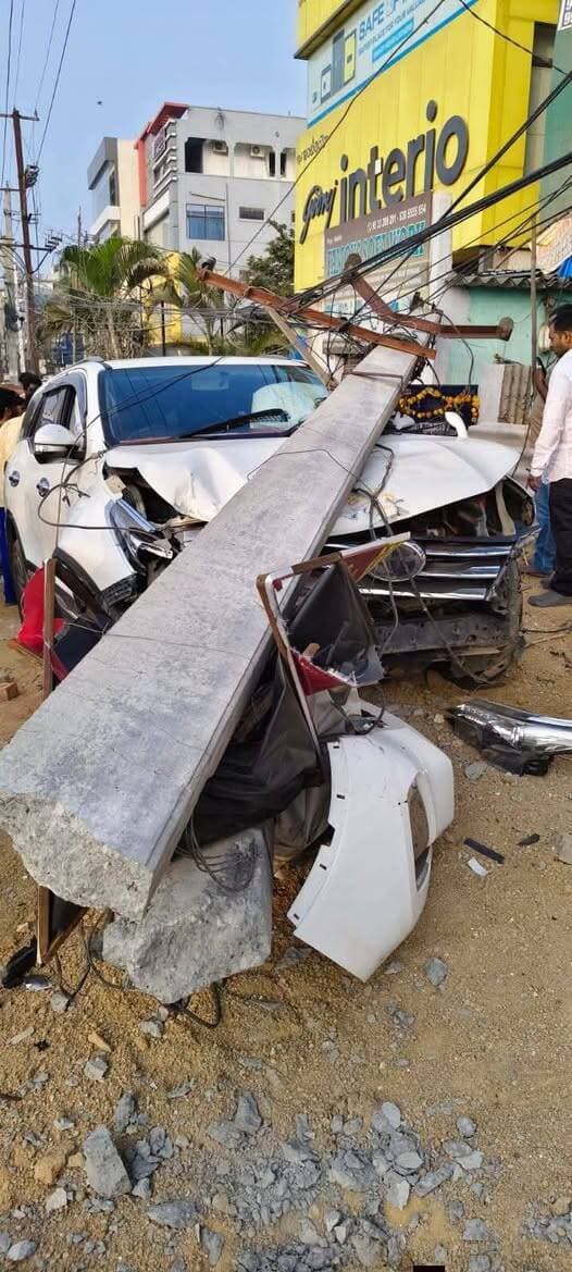 🚨 হায়দরাবাদে ভয়াবহ পথ দুর্ঘটনা, আহত স্বামী-স্ত্রী
তেলেঙ্গানার হায়দরাবাদ-ওয়ারাঙ্গল জাতীয় সড়কে পীরজাদিগুড়ার কাছে ভোর সাড়ে ৬টা নাগাদ একটি Toyota Fortuner গাড়ি দ্রুতগতিতে এসে একটি Hyundai i10-কে ধাক্কা মারে বলে অভিযোগ।
ধাক্কার জেরে i10 গাড়িটি উল্টে যায়। অন্যদিকে, Fortuner গাড়িটি একটি বিদ্যুতের খুঁটিতে ধাক্কা মারলে খুঁটিটি গাড়ির ওপর পড়ে। দুর্ঘটনায় আহত দম্পতিকে চিকিৎসার জন্য হাসপাতালে নিয়ে যাওয়া হয়েছে।
পুলিশের তদন্তে মদ্যপ অবস্থায় গাড়ি চালানো, ভুয়ো নম্বর প্লেট ব্যবহার এবং চালকের ড্রাইভিং লাইসেন্স না থাকার অভিযোগ খতিয়ে দেখা হচ্ছে।
#Hyderabad #Telangana #Medipally #Peerzadiguda #HyderabadNews #RoadAccident