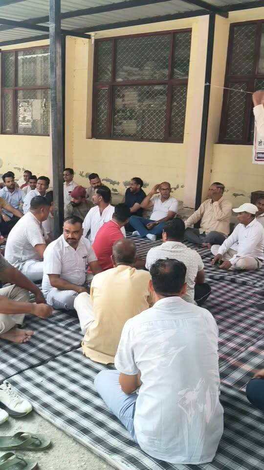 सफीदों बिजली कर्मचारियों के धरने से बोले कर्मचारी लाइट कब आएंगी