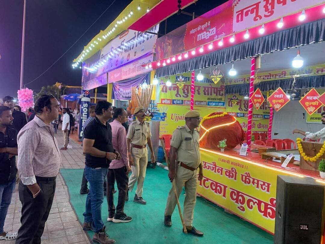दशहरा मेले में बिना अनुमति प्रचार पर होगी कार्रवाई, उपायुक्त ने व्यापारियों को दिए निर्देश..दुकानों पर लगी प्रचार सामग्री हटाने या निर्धारित राशि जमा कर अनुमति लेने की चेतावनी, कल से होगी नियमित जांच
कोटा 133वें राष्ट्रीय दशहरा मेला-2026 में दुकानों पर बिना अनुमति कंपनियों की प्रचार सामग्री लगाने वालों के खिलाफ नगर निगम कार्रवाई करेगा। गुरुवार को मेला प्रांगण के निरीक्षण के दौरान उपायुक्त धीरज कुमार सोनी ने विभिन्न दुकानों पर कंपनियों की प्रचार सामग्री लगी देखी। इस पर उन्होंने संबंधित व्यापारियों को निर्देश दिए कि वे बिना अनुमति लगाई गई प्रचार सामग्री तत्काल हटा लें अथवा नगर निगम में निर्धारित राशि जमा करवाकर नियमानुसार अनुमति प्राप्त करें।उपायुक्त धीरज कुमार सोनी ने बताया कि शुक्रवार से मेला प्रांगण में इसकी नियमित जांच की जाएगी। जांच के दौरान यदि किसी दुकान पर बिना अनुमति प्रचार सामग्री लगी मिली तो संबंधित व्यापारी के खिलाफ सख्त कार्रवाई की जाएगी। उन्होंने स्पष्ट किया कि मेले में प्रचार-प्रसार के लिए निर्धारित नियमों की पालना करना अनिवार्य है।