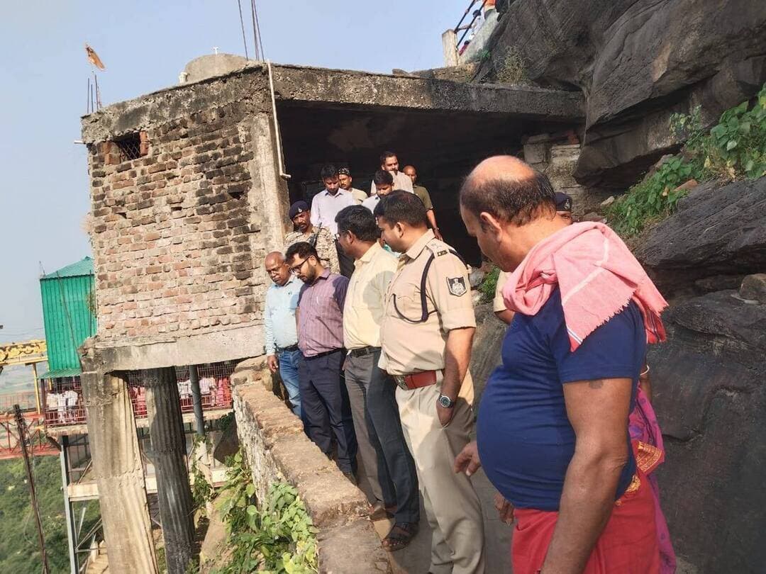 कलेक्टर डॉ सतीश कुमार एस और पुलिस अधीक्षक हंसराज सिंह ने मुख्यमंत्री जन विश्वास अभियान के शिविर के बाद चित्रकूट में दीपावली मेला की तैयारियों के तहत हनुमान धारा में व्यवस्थाओं का निरीक्षण किया।