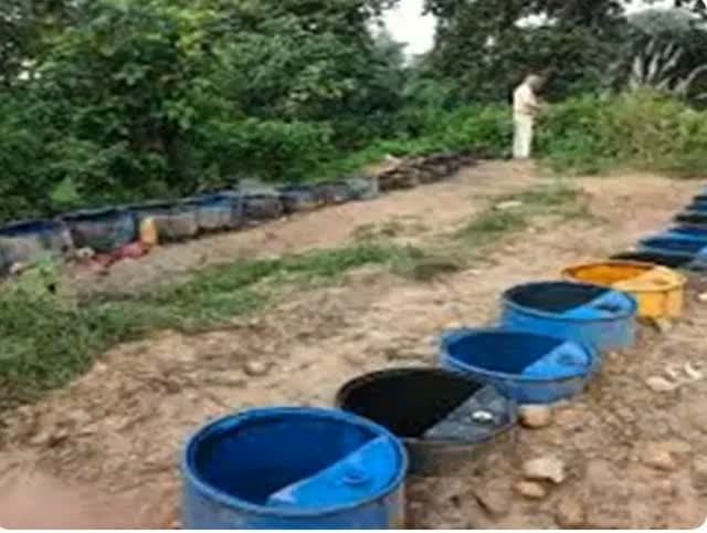 रांची//रांची में उत्पाद विभाग की बड़ी कार्रवाई, 62 लीटर अवैध महुआ शराब जब्त; तीन गिरफ्तार
रांची के चुटिया थाना क्षेत्र में उत्पाद विभाग ने अवैध चुलाई शराब के खिलाफ छापेमारी कर 62 लीटर महुआ शराब जब्त की। कोतवाली अंचल के सब-इंस्पेक्टर ओमप्रकाश कुमार के नेतृत्व में हुई कार्रवाई में कृष्ण साहू, सुकरा मुंडा और सुगिया देवी को गिरफ्तार किया गया। जुर्माना भरने पर उन्हें चेतावनी देकर छोड़े जाने की संभावना है।