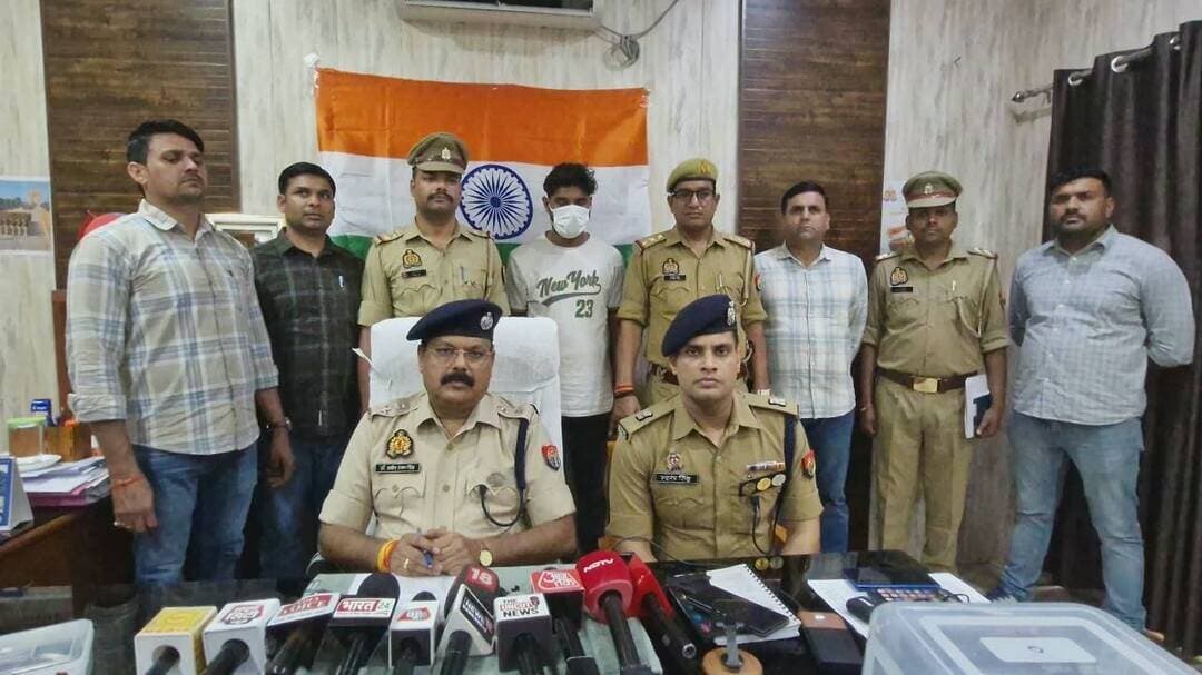कमिश्ररेट गौतमबुद्धनगर पुलिस का सराहनीय कार्य*
*थाना बिसरख पुलिस द्वारा पुलिस मुठभेड़ के दौरान 02 अभियुक्त (01 घायल) गिरफ्तार, कब्जे से भारी मात्रा में चोरी के आभूषण, नगद रुपये, घटना में प्रयुक्त मोटरसाइकिल, अन्य उपकरण व अवैध शस्त्र बरामद।*
दिनांक 22.10.2026 की रात्री को थाना बिसरख पुलिस द्वारा लोकल इंटेलिजेंस की सूचना के आधार पर रोजा गोलचक्कर के पास चैकिंग की जा रही थी, तभी पुलिस टीम को छपरौला रेलवे पुल की तरफ से एक संदिग्ध प्रतीत हो रही मोटरसाइकिल तेज गति से आती हुयी दिखाई दी जिसको रुकने का इशारा करने पर मोटरसाइकिल सवार व्यक्ति रूकने के बजाय मोटरसाइकिल को तेजी से वापस मोड़कर भागने का प्रयास करने लगे। पुलिस टीम द्वारा पीछा करने पर रोजा याकूबपुर 6 प्रतिशत पार्क सर्विस रोड़ पर उक्त बदमाश मोटरसाइकिल से उतरकर पुलिस टीम पर फायरिंग करते हुए जंगल की ओर भागने लगे। पुलिस टीम द्वारा आत्मरक्षार्थ की गयी जवाबी कार्यवाही में 01 बदमाश पैर में गोली लगने से घायल हो गया। घायल बदमाश की पहचान जितेन्द्र उर्फ जीतू पुत्र कान्ताप्रसाद निवासी ग्राम बरखैडा, थाना कुरावली, जिला मैनपुरी वर्तमान पता ग्राम भूडा, थाना सेक्टर-39, नोएडा उम्र करीब 38 वर्ष के रुप में हुयी है। घायल बदमाश के कब्जे से 01 अवैध तमंचा मय 01 जिंदा कारतूस व 01 खोखा कारतूस बरामद हुआ है। घायल बदमाश के 01 अन्य साथी पिन्टू पुत्र महेशचन्द्र निवासी छतरपुर, थाना कुरावली, जिला मैनपुरी वर्तमान पता जयविहार एक्सटेंशन, थाना रनौली, जिला पश्चमी दिल्ली उम्र करीब 33 वर्ष को कांबिंग के दौरान गिरफ्तार कर लिया गया। अभियुक्तों के कब्जे से घटना में प्रयुक्त मोटरसाइकिल, थाना बिसरख क्षेत्र से चोरी किये गये आभूषण, नगद रुपये व घटना में प्रयुक्त अन्य उपकरण बरामद हुए है।
*पूछताछ का विवरण-*
पूछताछ के दौरान अभियुक्तों द्वारा बताया गया कि उनके द्वारा दिनांक 27.08.2026 को CHC बिसरख परिसर में एक बन्द फ्लैट का ताला तोड़कर उसके अन्दर से ज्वैलरी चोरी की गई थी, जिसके सम्बन्ध में थाना बिसरख पर मु0अ0सं0 641/2026 धारा 305(ए) बीएनएस पंजीकृत है तथा दिनांक 13.10.2026 को थाना क्षेत्र के ग्राम रोजा जलालपुर की एक कॉलोनी में बन्द मकान के अन्दर से ताला तोड़कर ज्वैलरी, नगदी चोरी की गई थी, जिसके सम्बन्ध में वादी की लिखित तहरीर पर थाना बिसरख पर मु0अ0सं0 781/2026 धारा -305ए),331(3),317(2) बीएनएस पंजीकृत है।
*अभियुक्तों का विवरण-*
1-जितेन्द्र उर्फ जीतू पुत्र कान्ताप्रसाद निवासी ग्राम बरखैडा, थाना कुरावली, जिला मैनपुरी वर्तमान पता ग्राम भूडा, थाना सेक्टर-39, नोएडा उम्र करीब 38 वर्ष (घायल)
2-पिन्टू पुत्र महेशचन्द्र निवासी छतरपुर, थाना कुरावली, जिला मैनपुरी वर्तमान पता जयविहार एक्सटेंशन, थाना रनौली, जिला पश्चमी दिल्ली उम्र करीब 33 वर्ष।
*बरामदगी का विवरण-*
1-एक मंगल सूत्र पीली घातु
2-एक जोडी ईयररिंग/झुमकी पीली घातु
3-एक हार पीली धातु
4-एक अंगूठी पीली धातु
5-दो पायल सफेद धातु
6-एक कमर बंद सफेद धातु
7-चार कड़े सफेद घातु
8-एक लेडीज घडी
9-11,450 रुपये नगद
10-एक मोटरसाइकिल होण्डा साइन रजि0 नं0 UP16FQ9371 (घटना में प्रयुक्त)
11-एक प्लॉस, एक पाना रिंच, एक हथौडा, दो छैनी (घटना में प्रयुक्त)
12-तीन मोबाइल फोन
*पंजीकृत अभियोग/आपराधिक इतिहास का विवरण-*
अभियुक्त जितेन्द्र उर्फ जीतू
1.मु0अ0सं0 221/2019 धारा 34,380,411,454 भादवि थाना रनहोला, जिला आउटर दिल्ली।
2.मु0अ0सं0 911/2025 धारा 305(ए),317(2) बीएनएस थाना सिकन्द्राबाद, जिला बुलन्दशहर।
3.मु0अ0सं0 1031/2025 धारा 109(1)बीएनएस 3/25/27 आर्म्स एक्ट थाना सिकन्द्राबाद, जिला बुलन्दशहर।
4.मु0अ0सं0 1118/2025 धारा 109(1) बीएनएस 3/25/27 आर्म्स एक्ट थाना सिकन्द्राबाद, जिला बुलन्दशहर।
5.मु0अ0सं0 433/2020 धारा 394 भादवि थाना कोतवाली सादाबाद, जिला हाथरस।
6.मु0अ0सं0 313/2020 धारा 392,411 भादवि थाना पटियाली, जिला कासगंज।
7.मु0अ0सं0 478/2020 धारा 392,411 भादवि थाना जैथरा, जिला एटा।
8.मु0अ0सं0 483/2020 धारा 307 भादवि थाना जैथरा, जिला एटा।
9.मु0अ0सं0 484/2020 धारा 420,467,468,471 भादवि थाना जैथरा, जिला एटा।
10.मु0अ0सं0 081/2021 धारा 307 भादवि थाना जैथरा, जिला एटा।
11.मु0अ0सं0 082/2021 धारा 411,414 भादवि थाना जैथरा, जिला एटा।
12.मु0अ0सं0 781/2026 धारा 305ए),331(3),317(2) बीएनएस थाना बिसरख, गौतमबुद्धनगर।
13.मु0अ0सं0 641/2026 धारा 305(ए),317(2) बीएनएस थाना बिसरख, गौतमबुद्धनगर।
14.मु0अ0सं0 783/2026 धारा 109(1) बीएनएस , 3/25/27 आर्म्स एक्ट थाना बिसरख, गौतमबुद्धनगर।
अभियुक्त पिन्टू
1.मु0अ0सं0 781/2026 धारा 305ए),331(3),317(2) बीएनएस थाना बिसरख, गौतमबुद्धनगर।
2.मु0अ0सं0 783/2026 धारा 109(1) बीएनएस 3/25/27 आर्म्स एक्ट थाना बिसरख, गौतमबुद्धनगर।
*मीडिया सेल*
*पुलिस कमिश्नरेट गौतमबुद्धनगर*