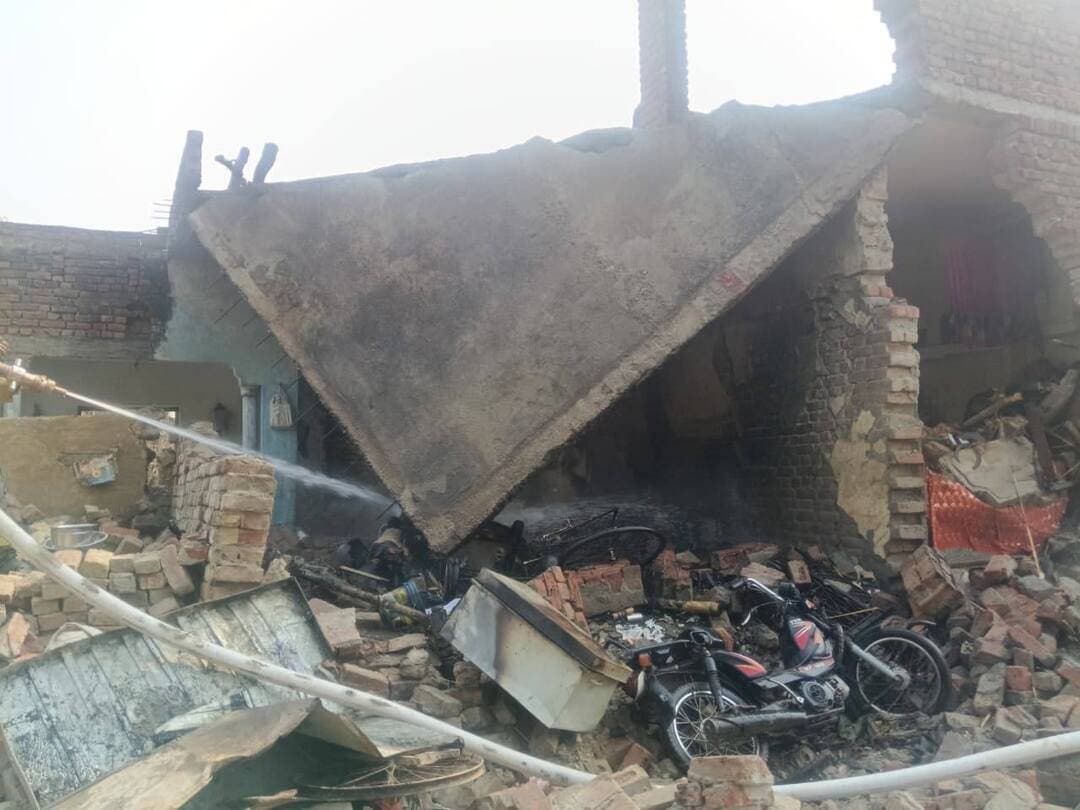 कासगंज में गैस सिलेंडर फटने से मकान की छत गिरी, 14 वर्षीय किशोर की मौत
नगला भूरा में खाना बनाते समय हुआ हादसा, मलबे में दबा किशोर; पुलिस और फायर ब्रिगेड की टीम ने मौके पर पहुंचकर की कार्रवाई
कासगंज। जनपद के ग्राम नगला भूरा में गैस सिलेंडर फटने से मकान की छत गिर गई। हादसे में मलबे के नीचे दबकर 14 वर्षीय किशोर प्रियांशु की मौत हो गई। घटना की सूचना मिलते ही पुलिस, फायर ब्रिगेड और एंबुलेंस की टीम मौके पर पहुंच गई। पुलिस ने शव को कब्जे में लेकर पंचायतनामा की कार्रवाई पूरी करने के बाद पोस्टमार्टम के लिए भेज दिया।
पुलिस को शुक्रवार दोपहर करीब 12:49 बजे सूचना मिली कि नगला भूरा में गैस सिलेंडर फटने से मकान की छत गिर गई है। सूचना पर थाना कासगंज की पुलिस तत्काल घटनास्थल पर पहुंची। जानकारी के अनुसार, गांव निवासी शीलेंद्र का 14 वर्षीय पुत्र प्रियांशु घर में खाना बनाने के लिए कुछ तैयार कर रहा था। इसी दौरान गैस सिलेंडर में आग लग गई।
बताया गया कि शीलेंद्र अपने बच्चों के साथ बाल कटवाने के लिए बाहर गए हुए थे, जबकि उनकी पत्नी कविता मकान के ऊपरी हिस्से में सो रही थीं। आग लगने पर शोर सुनकर कविता नीचे आईं। इसी दौरान सिलेंडर फट गया, जिससे मकान की छत गिर गई और प्रियांशु मलबे के नीचे दब गया। हादसे में किशोर की जान चली गई।
घटना की जानकारी मिलते ही अपर पुलिस अधीक्षक, क्षेत्राधिकारी सदर, फायर ब्रिगेड और एंबुलेंस की टीम मौके पर पहुंची। पुलिस ने आवश्यक कार्रवाई करते हुए शव पोस्टमार्टम के लिए भेज दिया।
पुलिस के अनुसार, गैस सिलेंडर फटने के कारणों की जांच की जा रही है। मामले में नियमानुसार अग्रिम विधिक कार्रवाई की जा रही है।